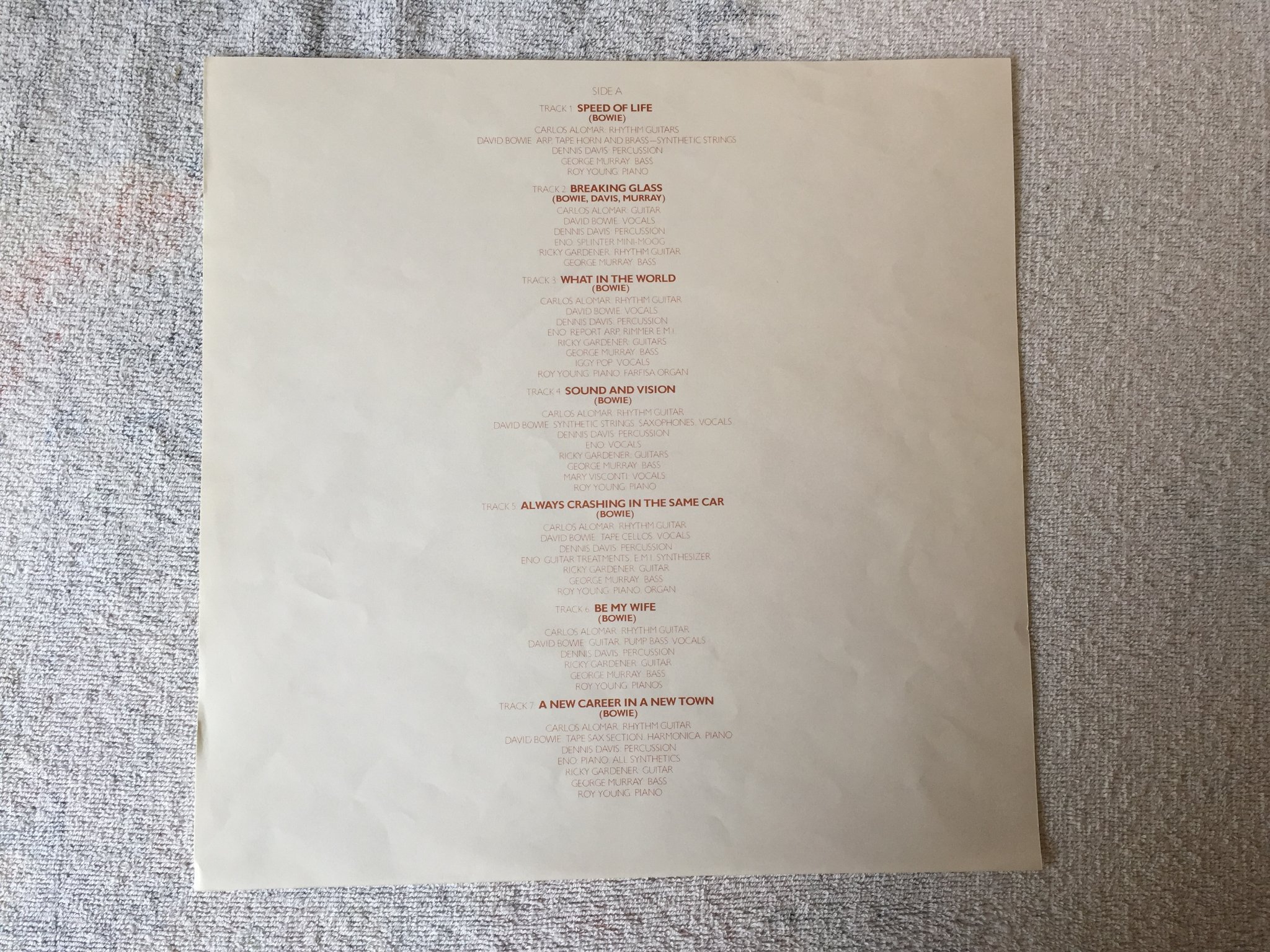 Omslagsbild för skivan DAVID BOWIE LOW  LP -77 UK RCA pl 12030 w/ track list correction sticker