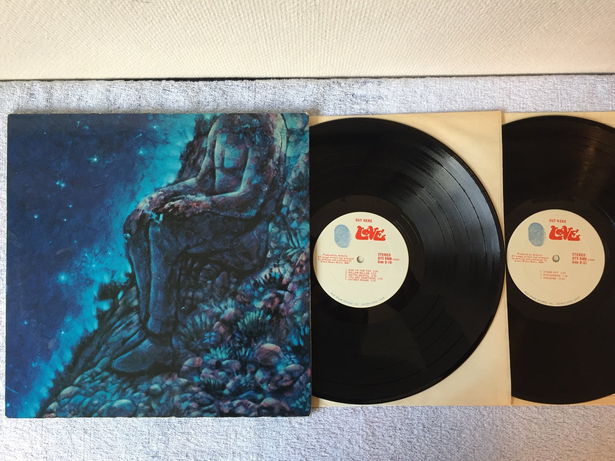 Omslagsbild för skivan LOVE out here 2xLP -69 US BLUE THUMB BTS 9000 