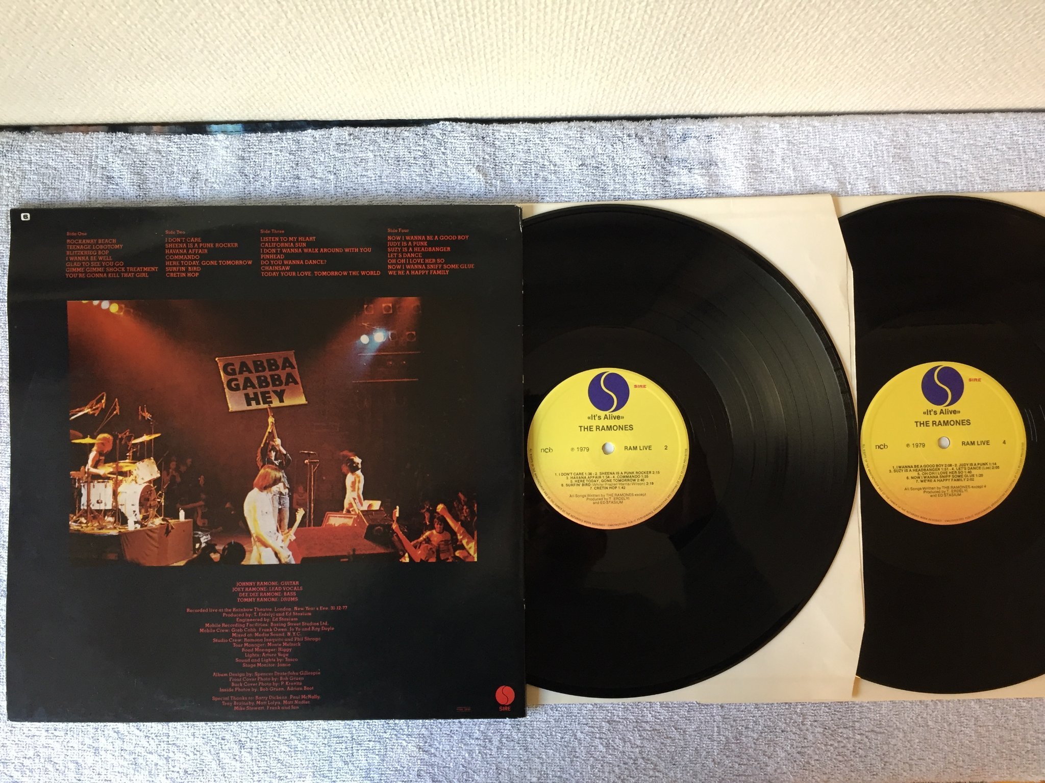 Omslagsbild för skivan RAMONES it's alive 2xLP -79 Swe SIRE RAM LIVE