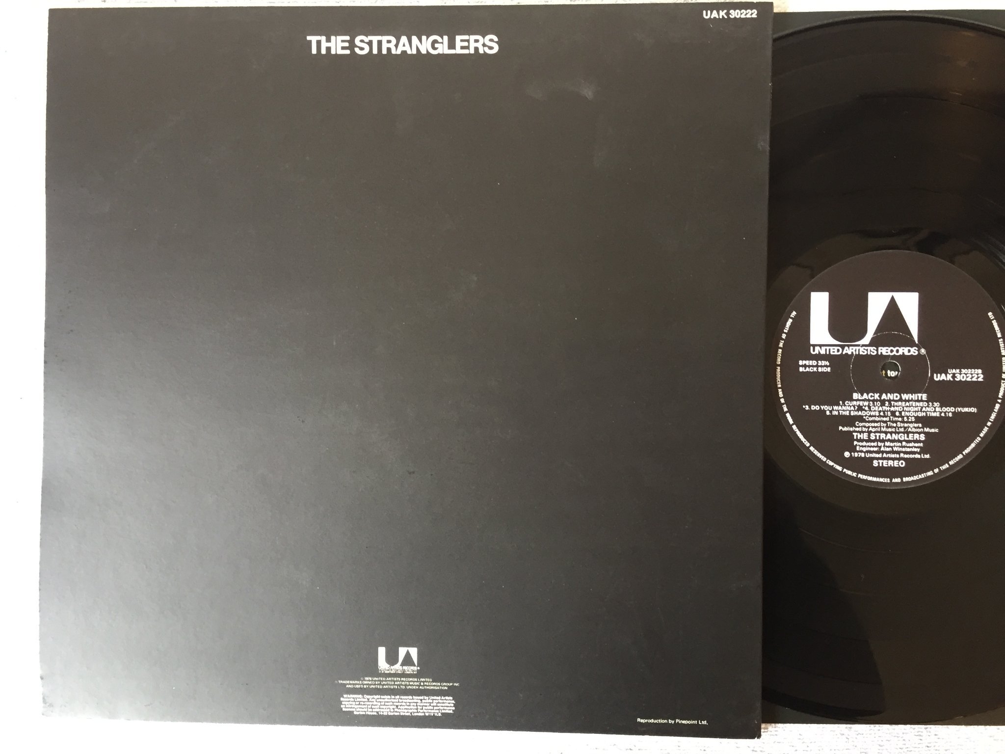Omslagsbild för skivan THE STRANGLERS black and white LP -78 UK UNITED UAK 30222 + SINGLE