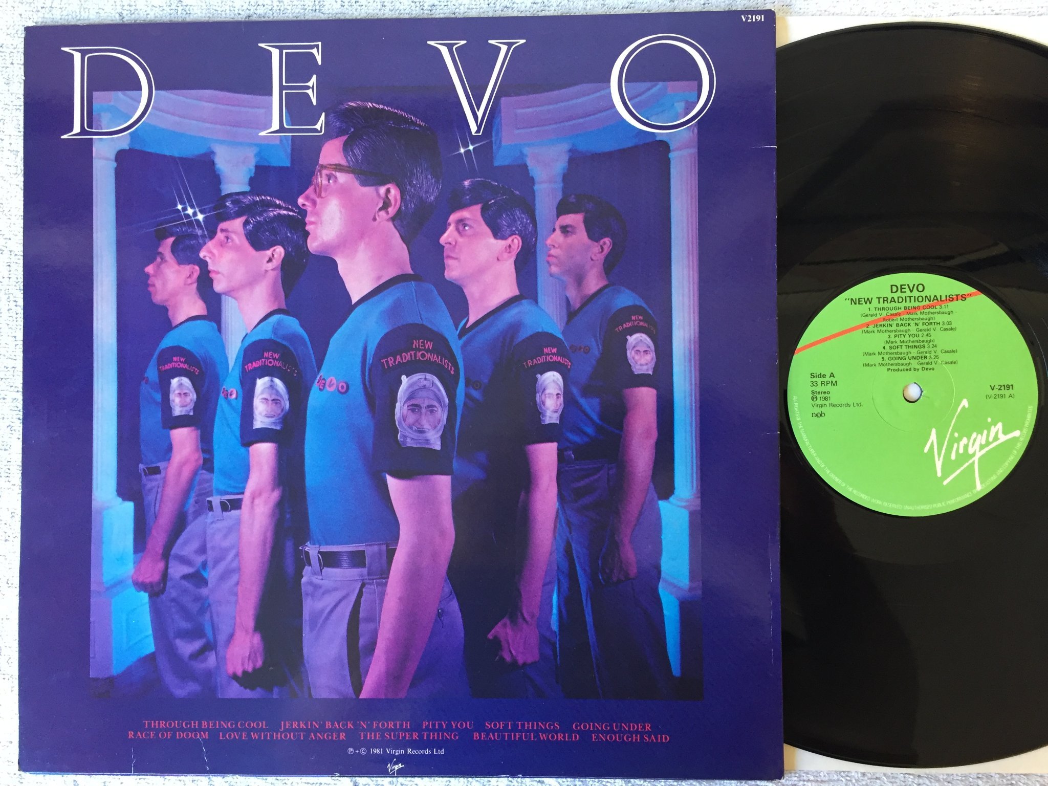 Omslagsbild för skivan DEVO new traditionalists LP -81 Swe VIRGIN V2191