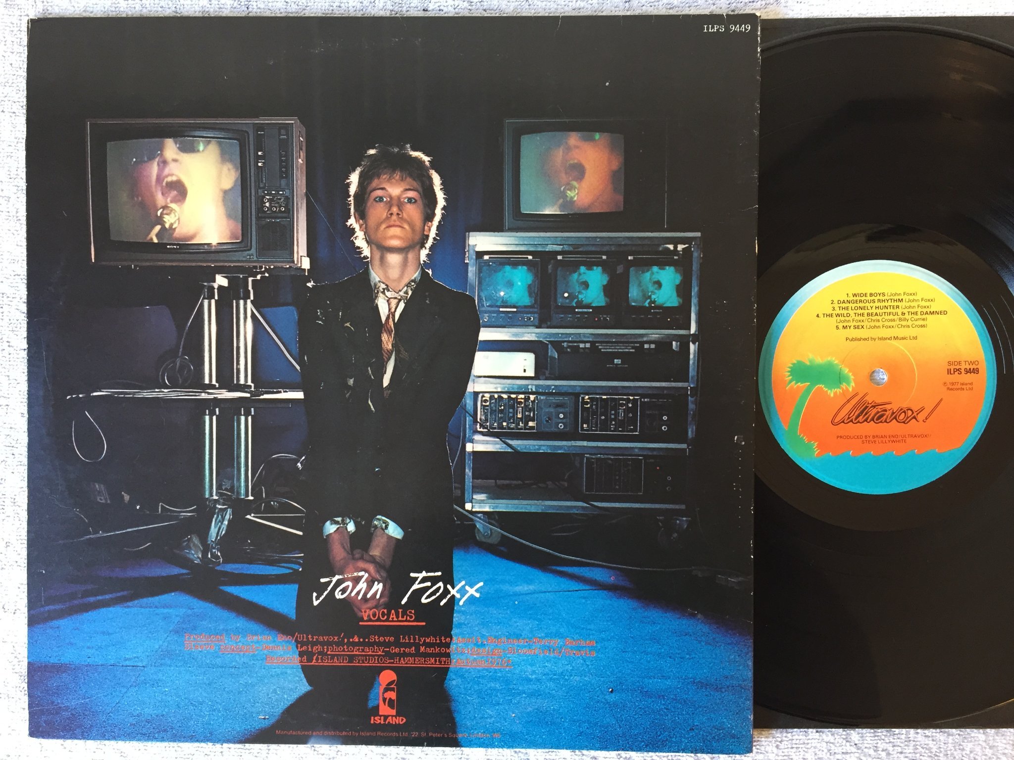 Omslagsbild för skivan ULTRAVOX s/t LP -77 UK ISLAND ILPS 9449