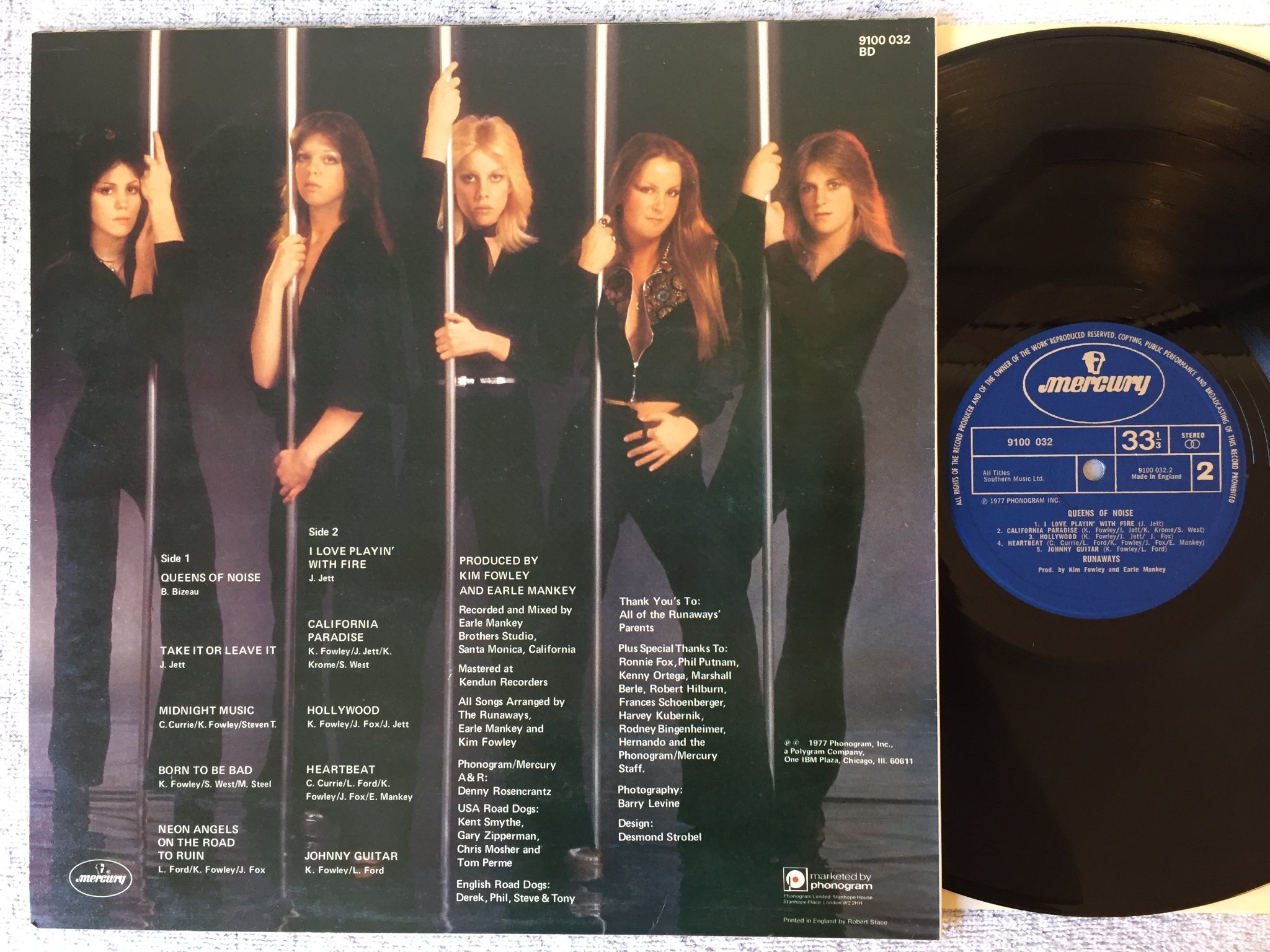 Omslagsbild för skivan RUNAWAYS queens of noise LP -77 UK MERCURY 9100032