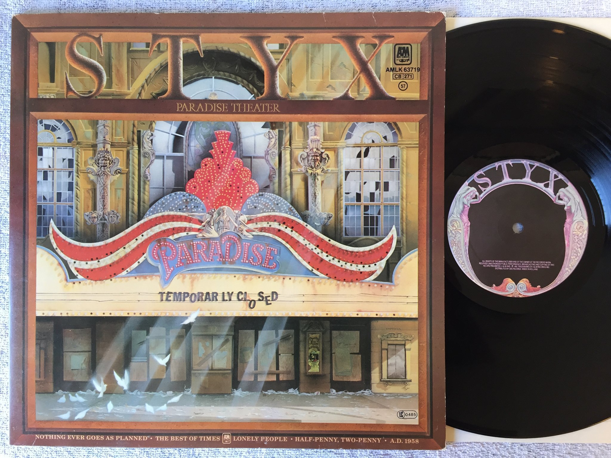 Omslagsbild för skivan STYX paradise theatre LP -81 A&M AMLK 63719