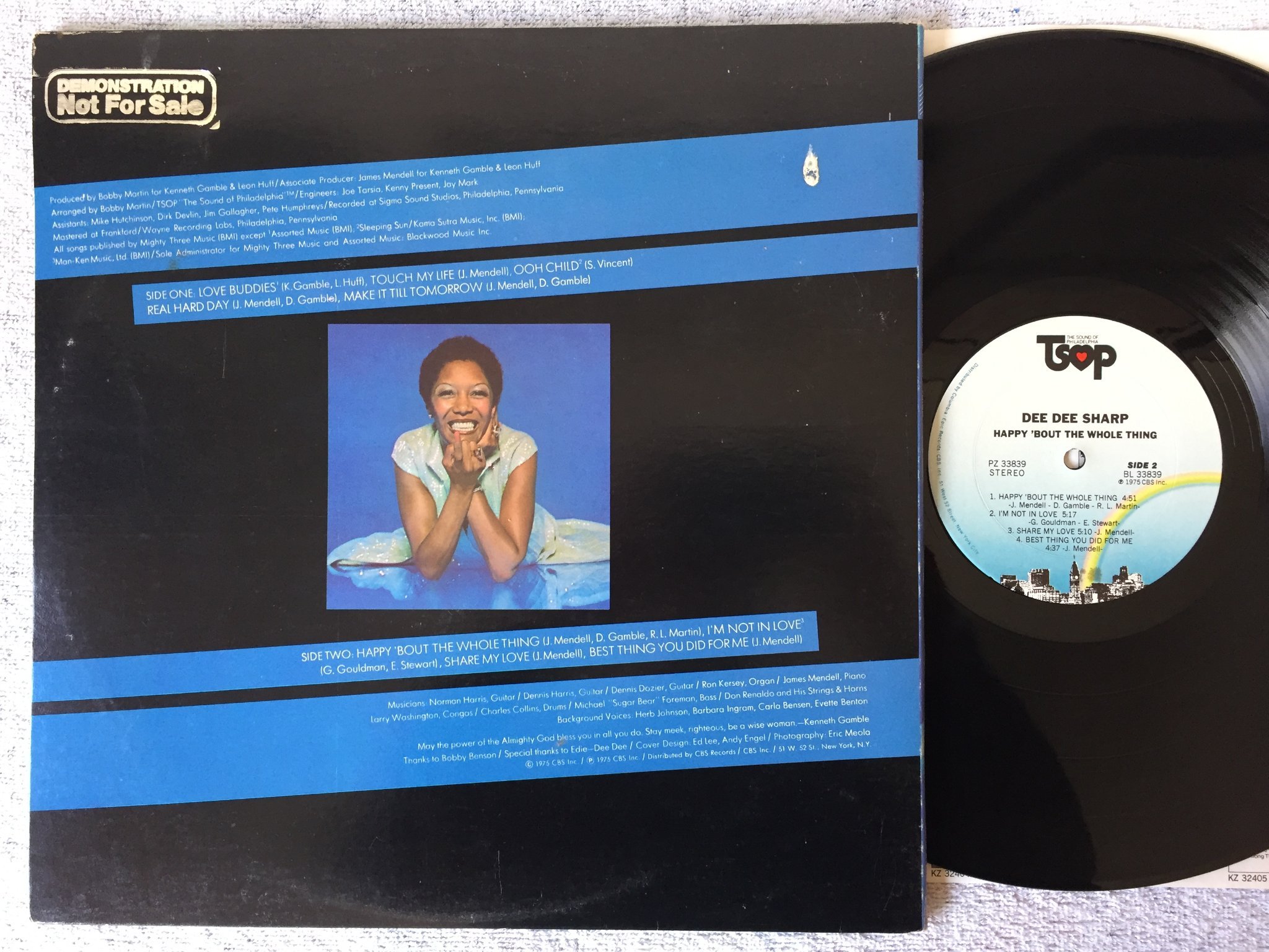 Omslagsbild för skivan DEE DEE SHARP happy 'bout the whole thing LP -75 US TSOP PZ 33839