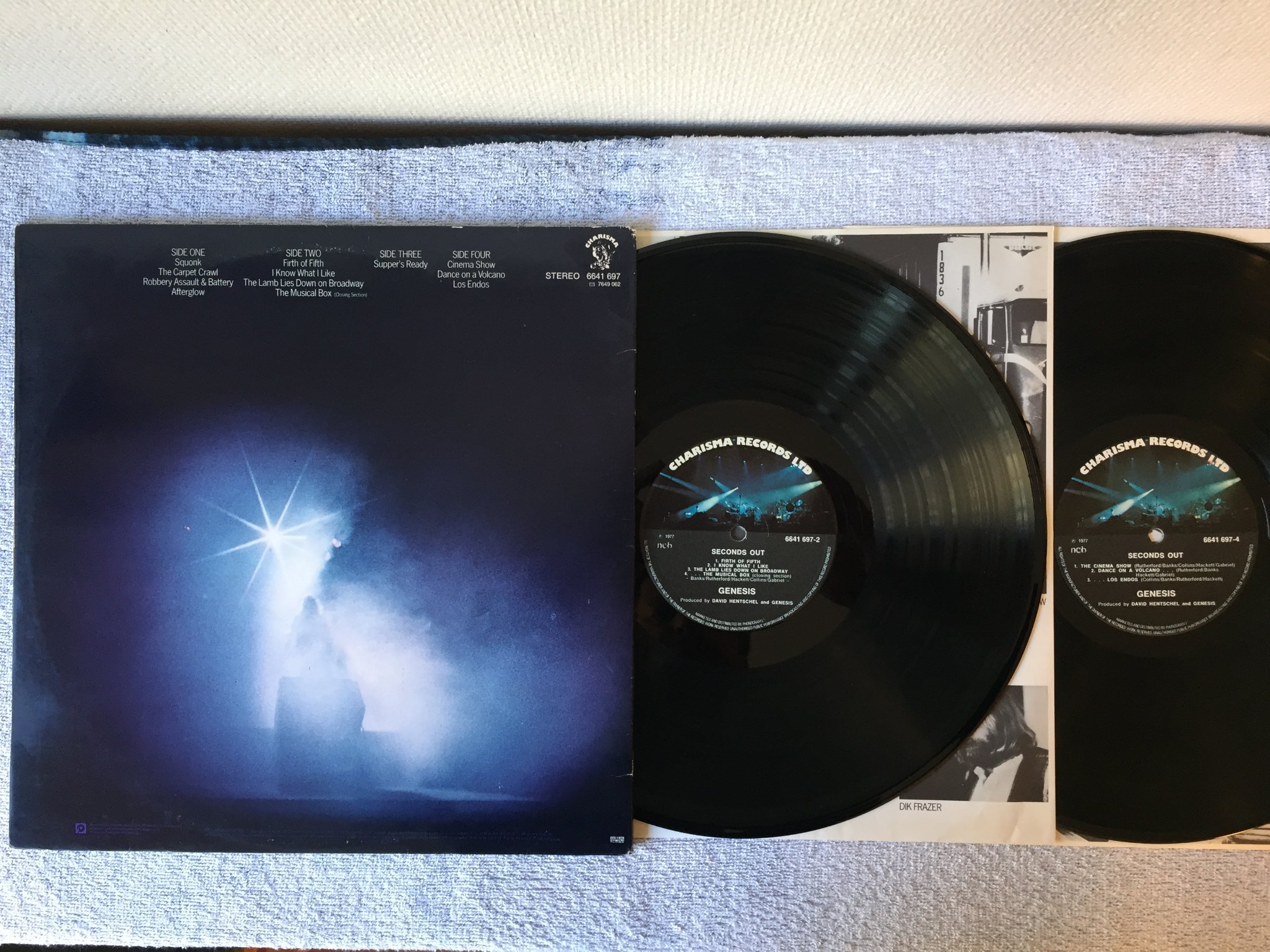 Omslagsbild för skivan GENESIS seconds out 2xLP -77 Swe CHARISMA 6641697-2