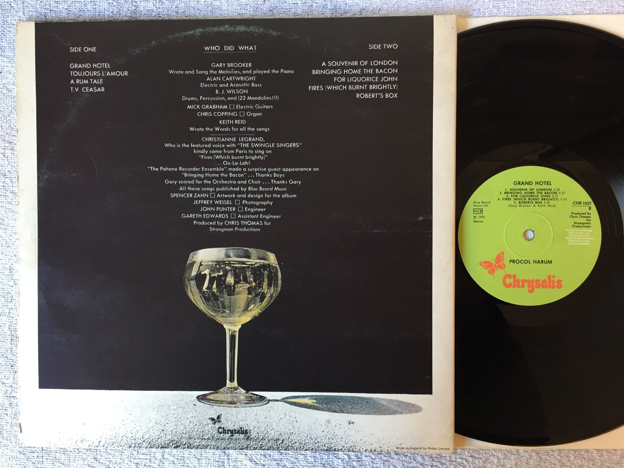 Omslagsbild för skivan PROCOL HARUM grand hotel LP -73 Swe CHRYSALIS CHR 1037