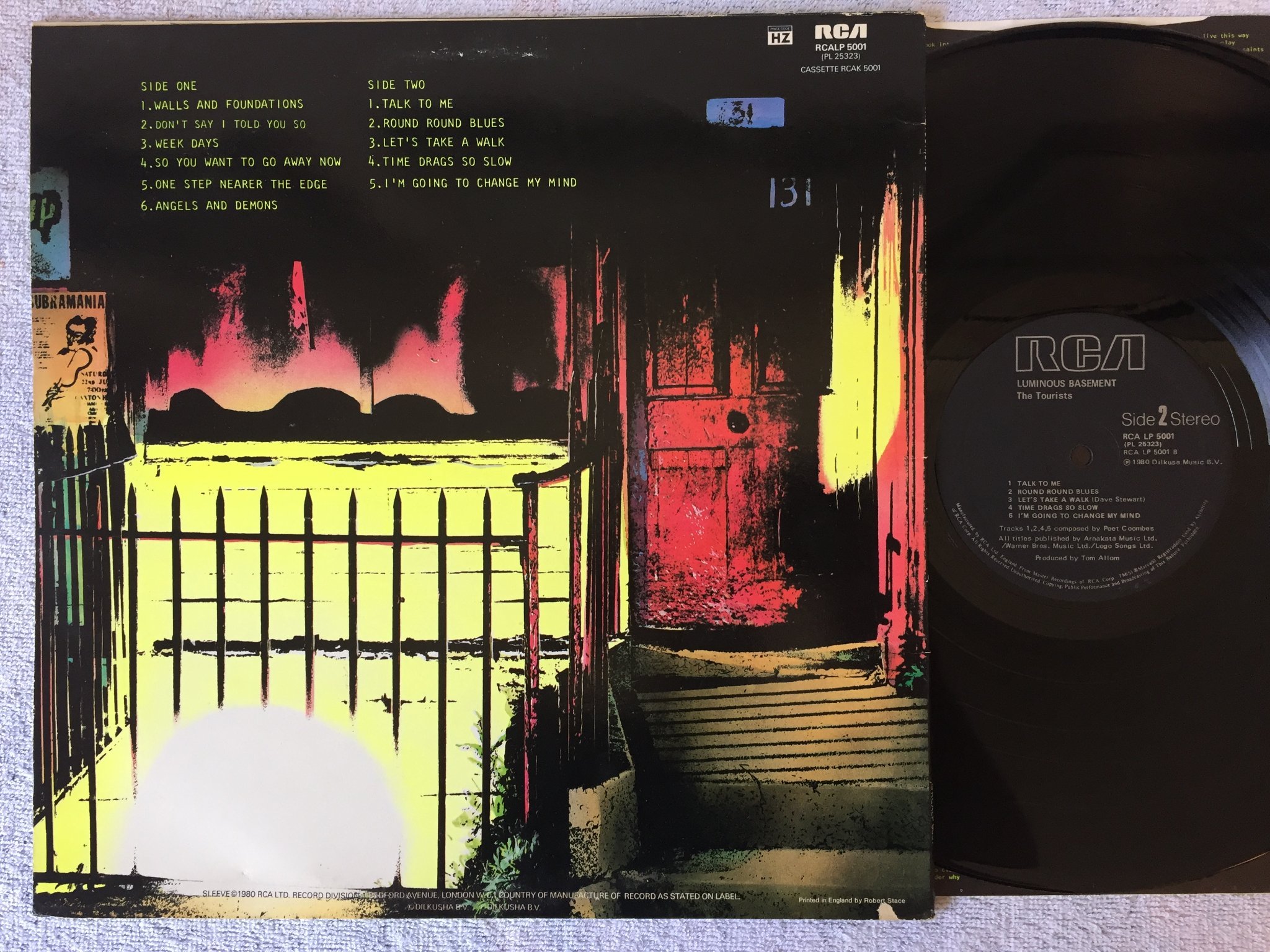 Omslagsbild för skivan THE TOURISTS luminous basement LP -80 UK RCA LP 5001