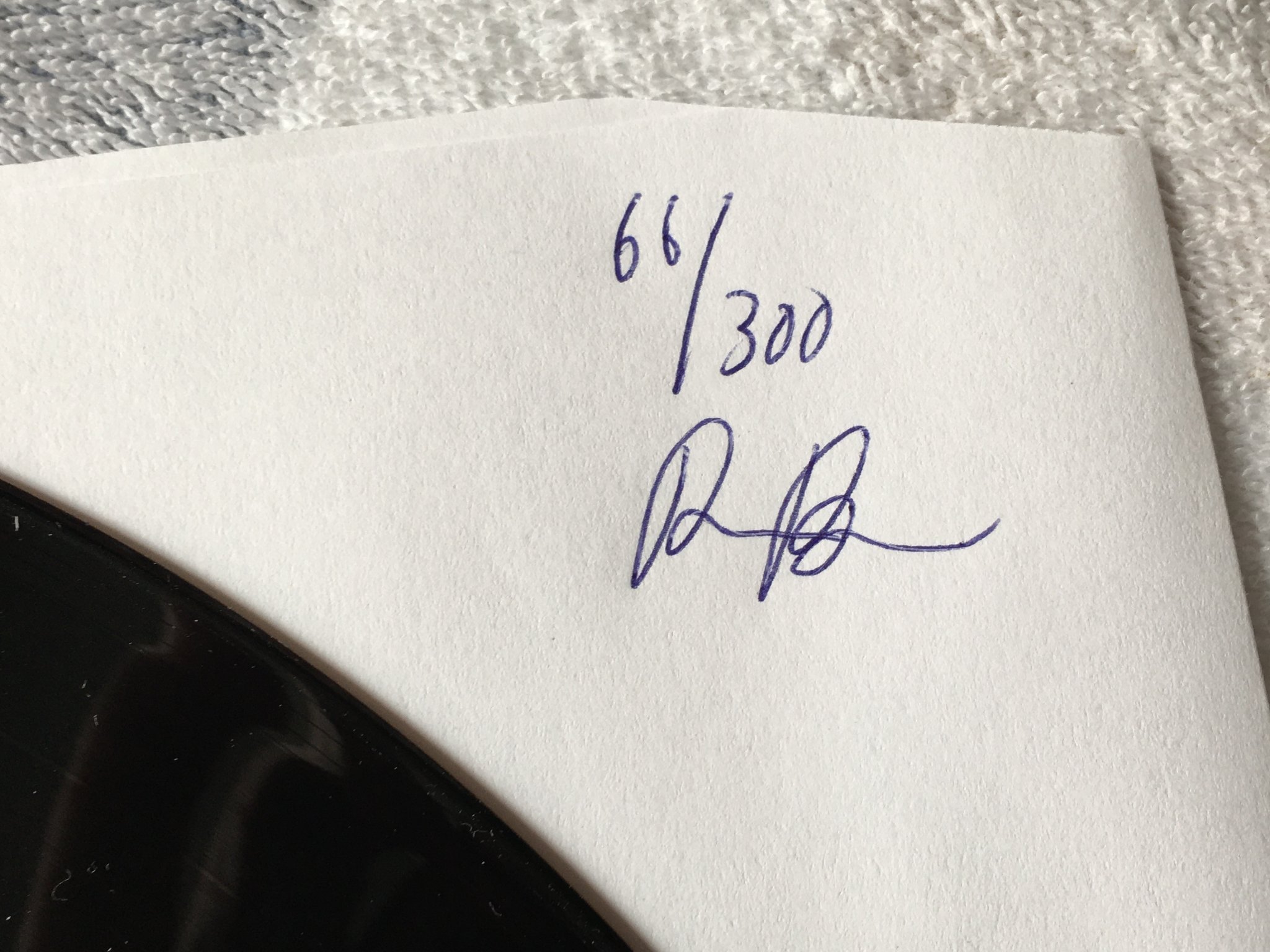 Omslagsbild för skivan RIKARD SKIZZ BIZZI IV: Legenden Om Urban LP 2015 SAAB 900 MUSIC GROUP S9MG0002