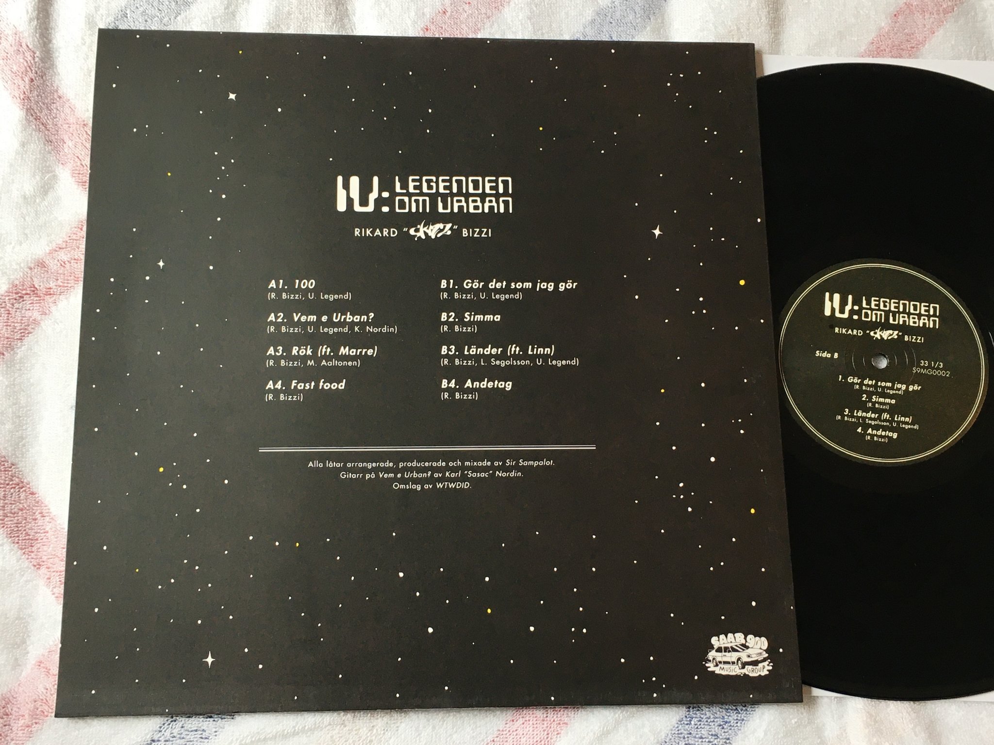 Omslagsbild för skivan RIKARD SKIZZ BIZZI IV: Legenden Om Urban LP 2015 SAAB 900 MUSIC GROUP S9MG0002