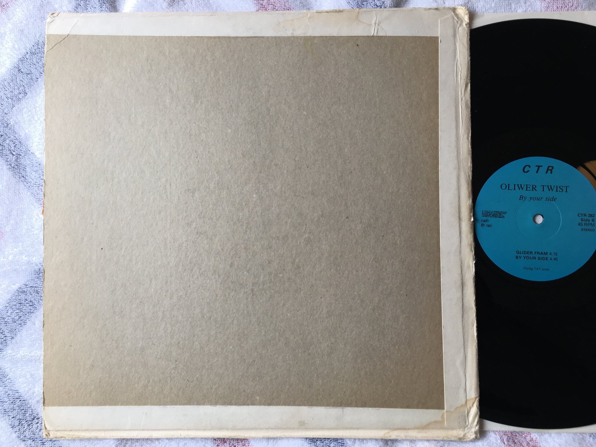 Omslagsbild för skivan OLIVER TWIST by your side 12"ep PRIVATE PRESS rare Swedish synth pop 