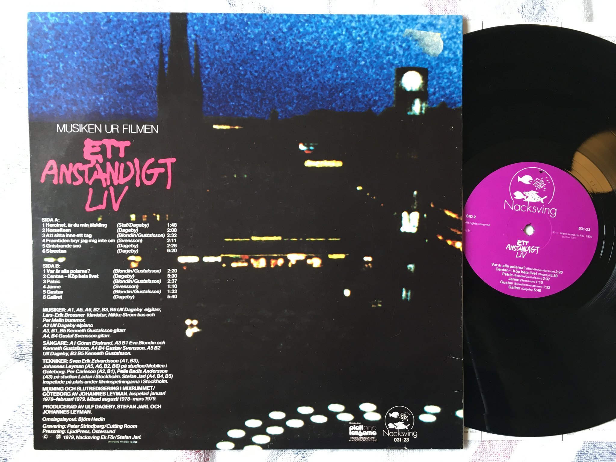 Omslagsbild för skivan ETT ANSTÄNDIGT LIV LP -79 SWE nacksving 031-23 soundtrack