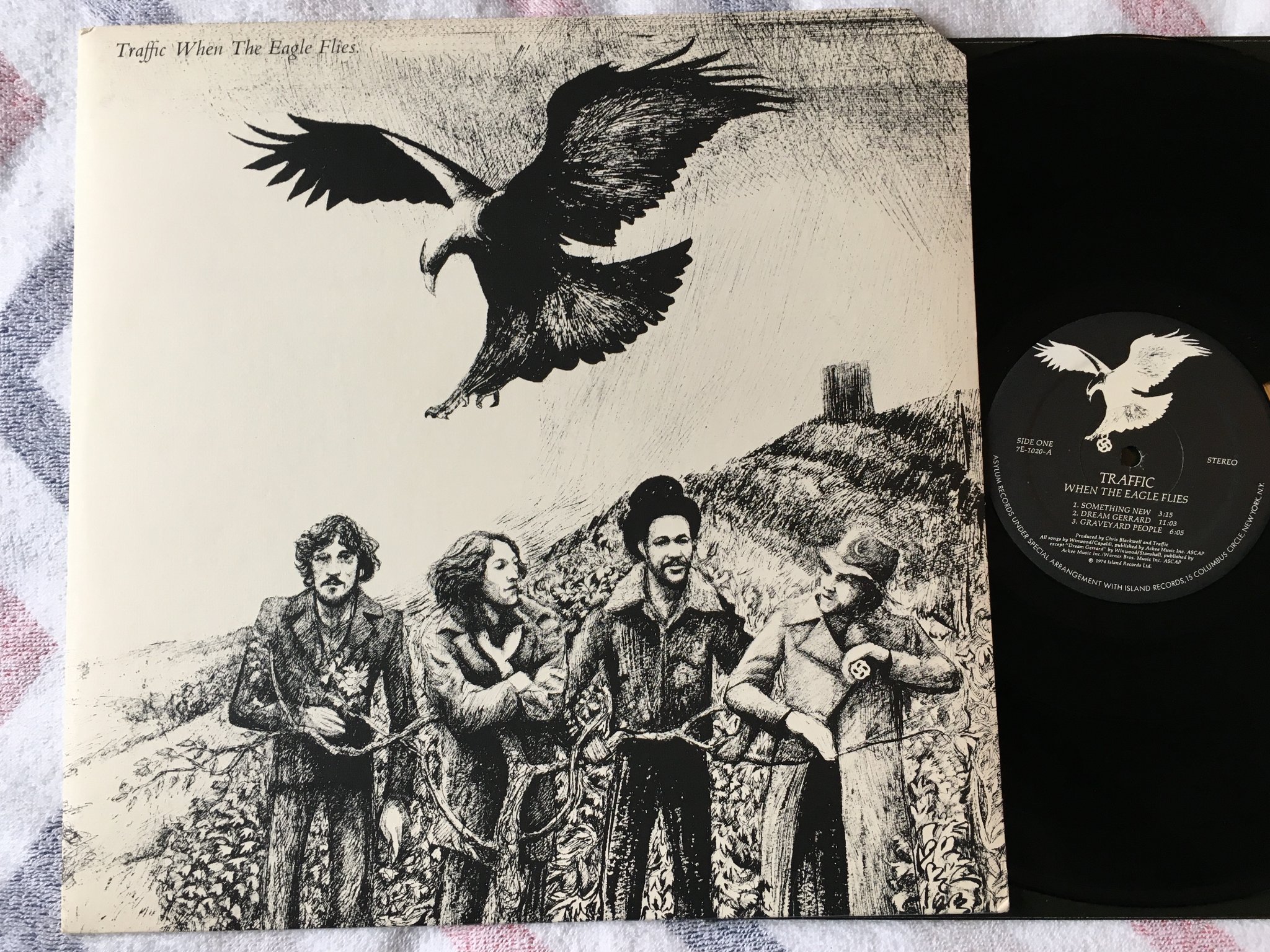 Omslagsbild för skivan TRAFFIC when the eagle flies LP -74 US island 7E-1020