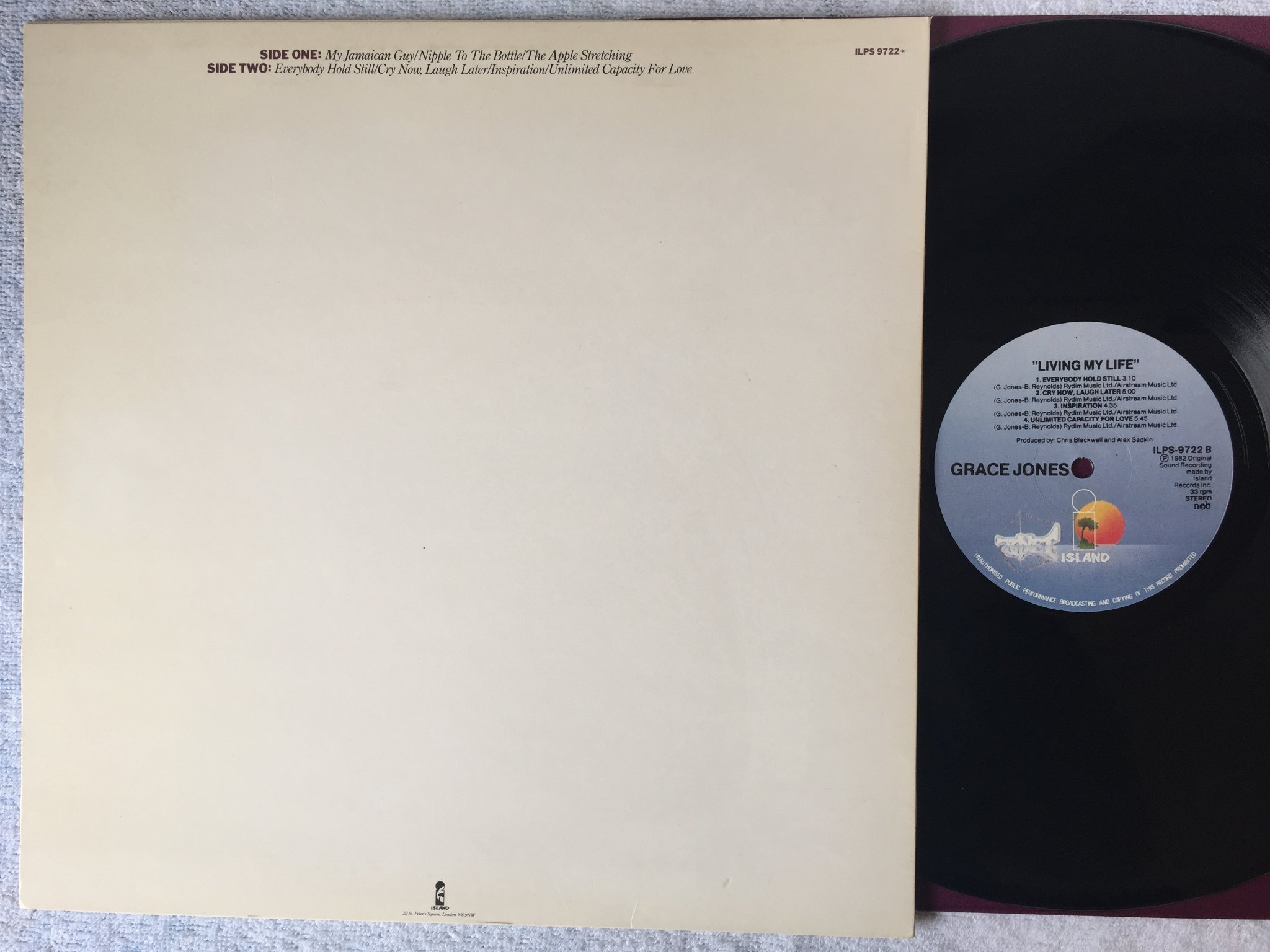 Omslagsbild för skivan GRACE JONES living my life LP -82 Swe ISLAND ILPS  9722