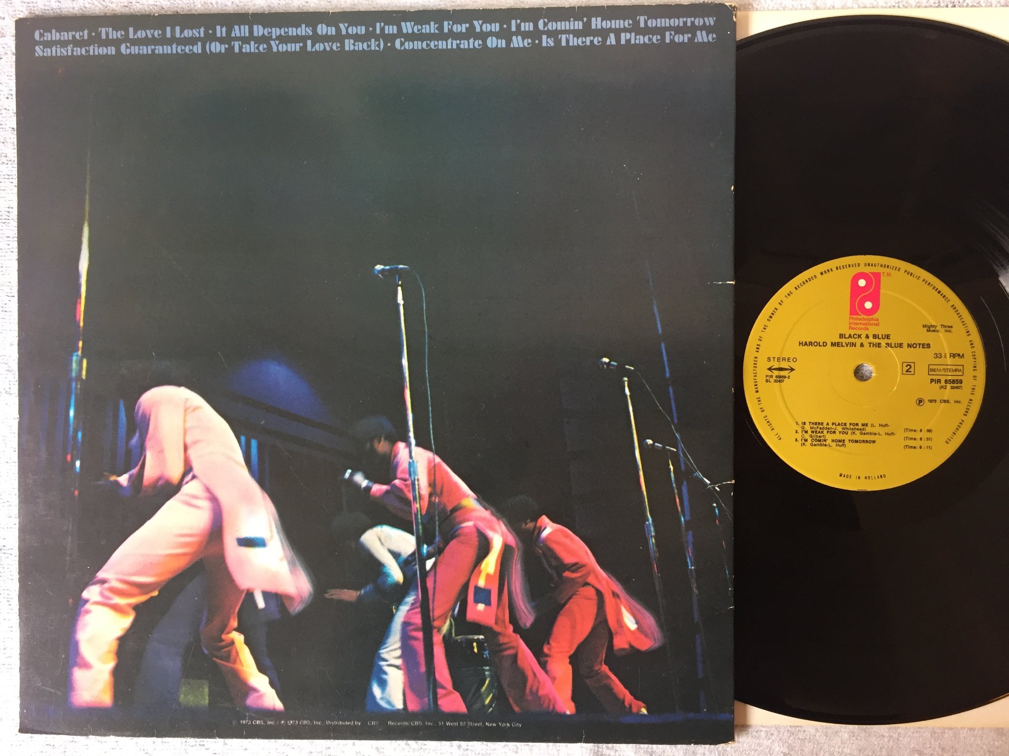 Omslagsbild för skivan HAROLD MELVIN & THE BLUE NOTES black n blue LP -73 Hol PIR 65859