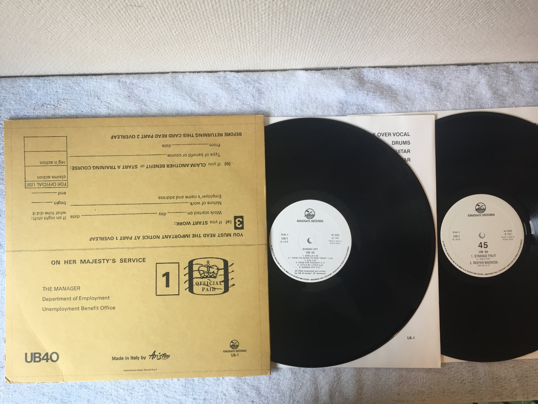 Omslagsbild för skivan UB 40 siging off 2xLP -80 Ita GRADUATE UB/1 (such a great album ! )