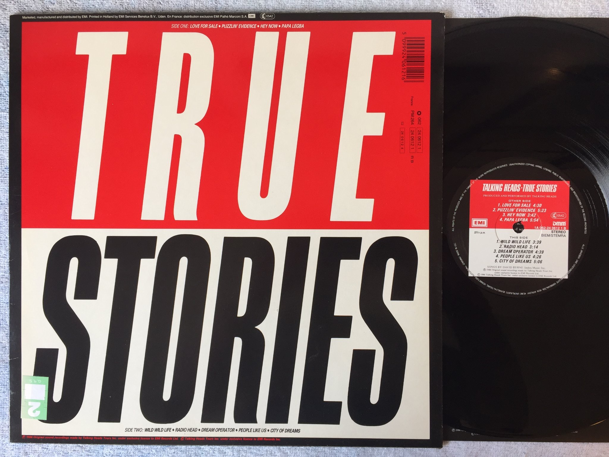 Omslagsbild för skivan TALKING HEADS true stories LP -86 Hol EMI 1A 062-2406121