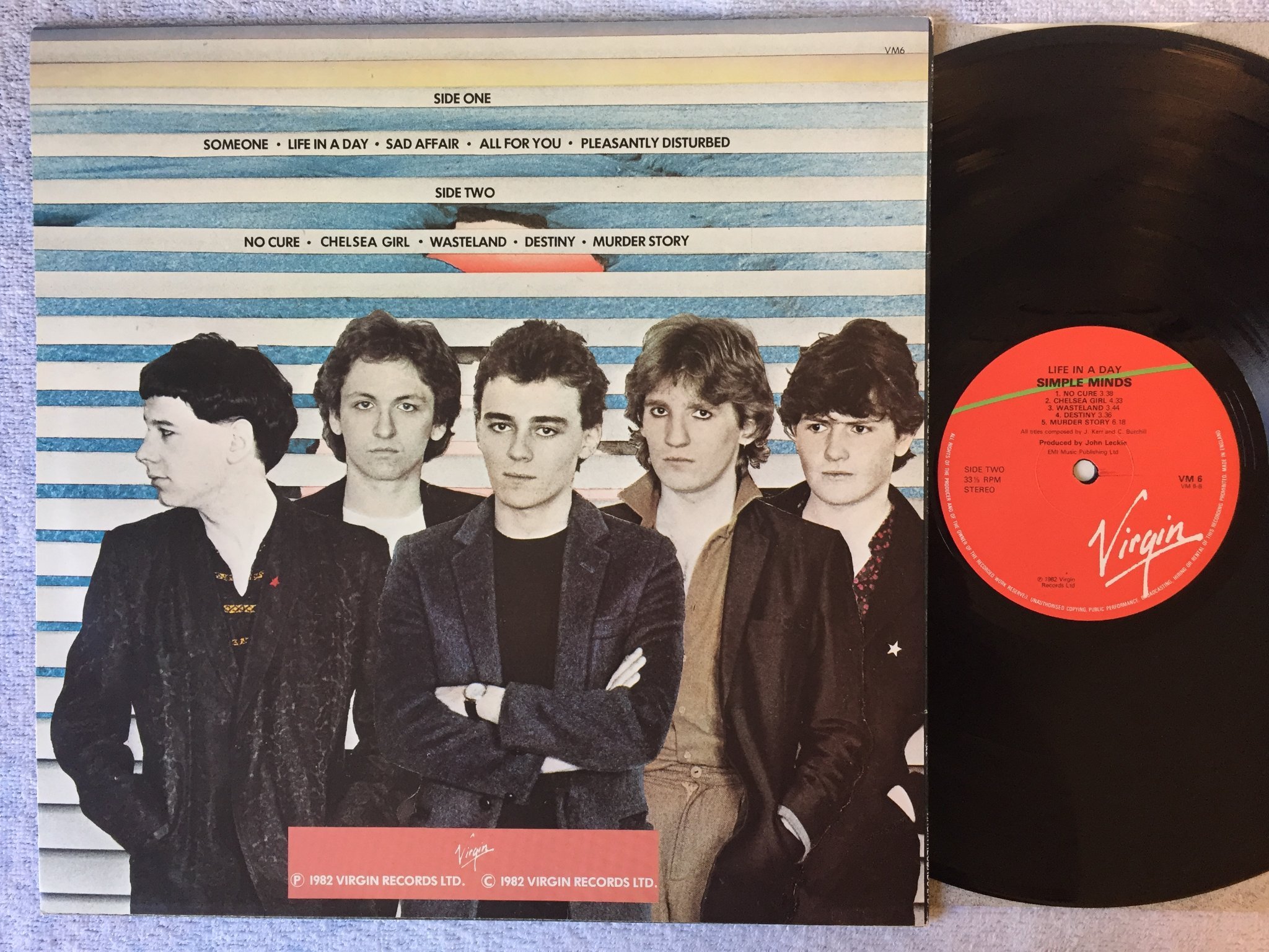 Omslagsbild för skivan SIMPLE MINDS life in a day LP -82 VIRGIN VM-6