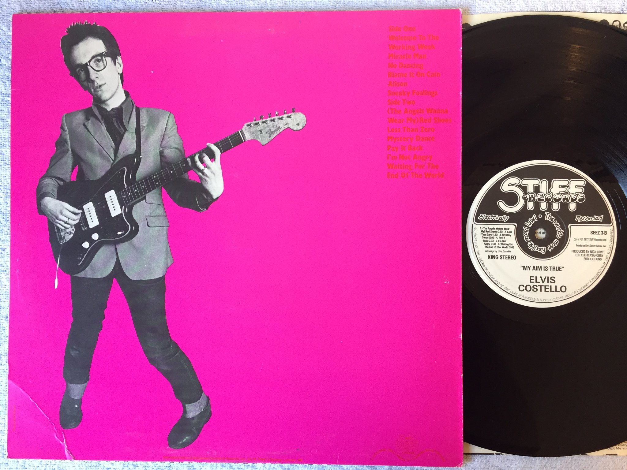Omslagsbild för skivan ELVIS COSTELLO my aim is true LP -77 UK red letters