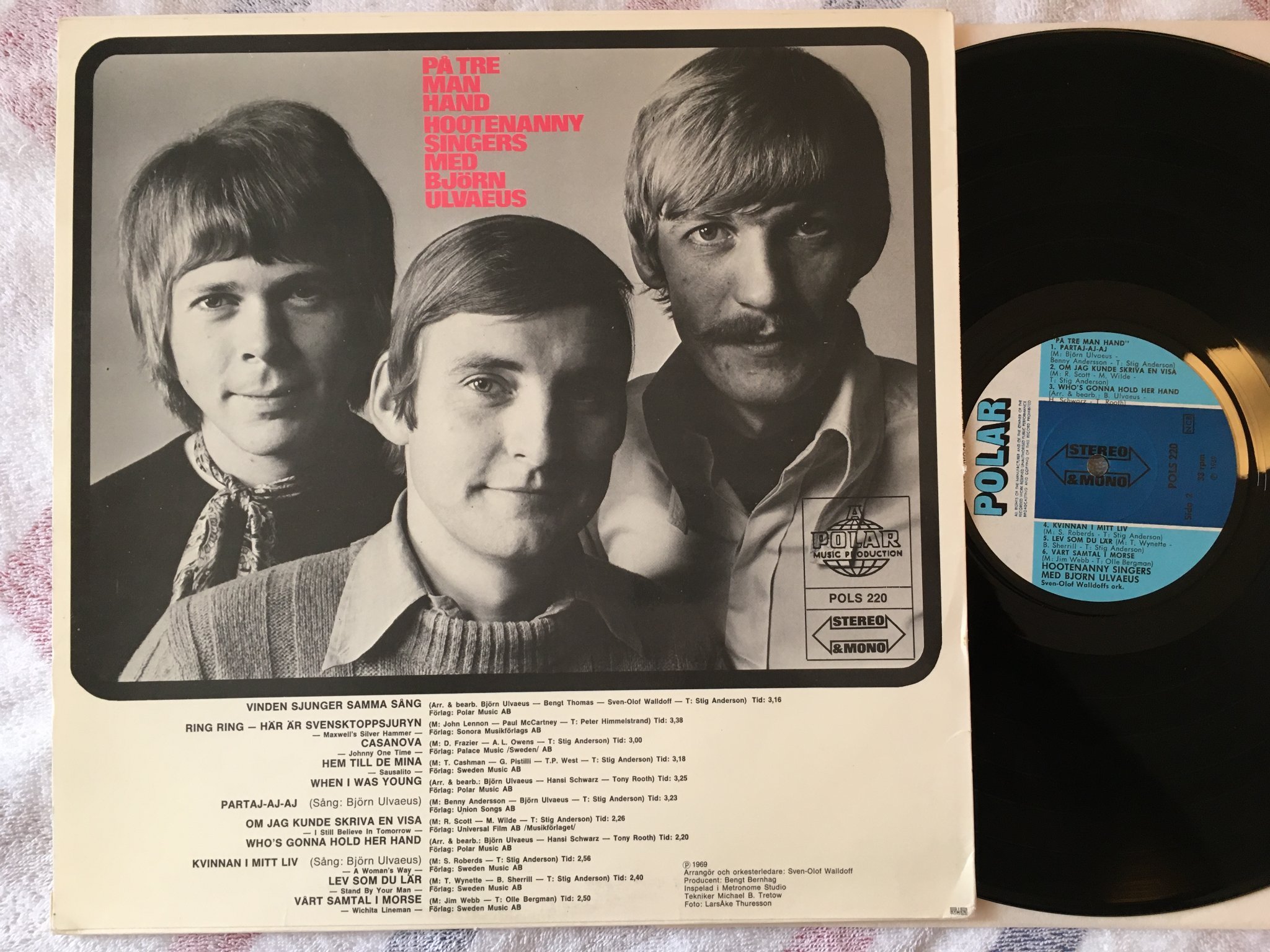 Omslagsbild för skivan HOOTENANNY SINGERS med BJÖRN ULVAEUS på tre man hand LP -69 Swe POLAR POLS 220