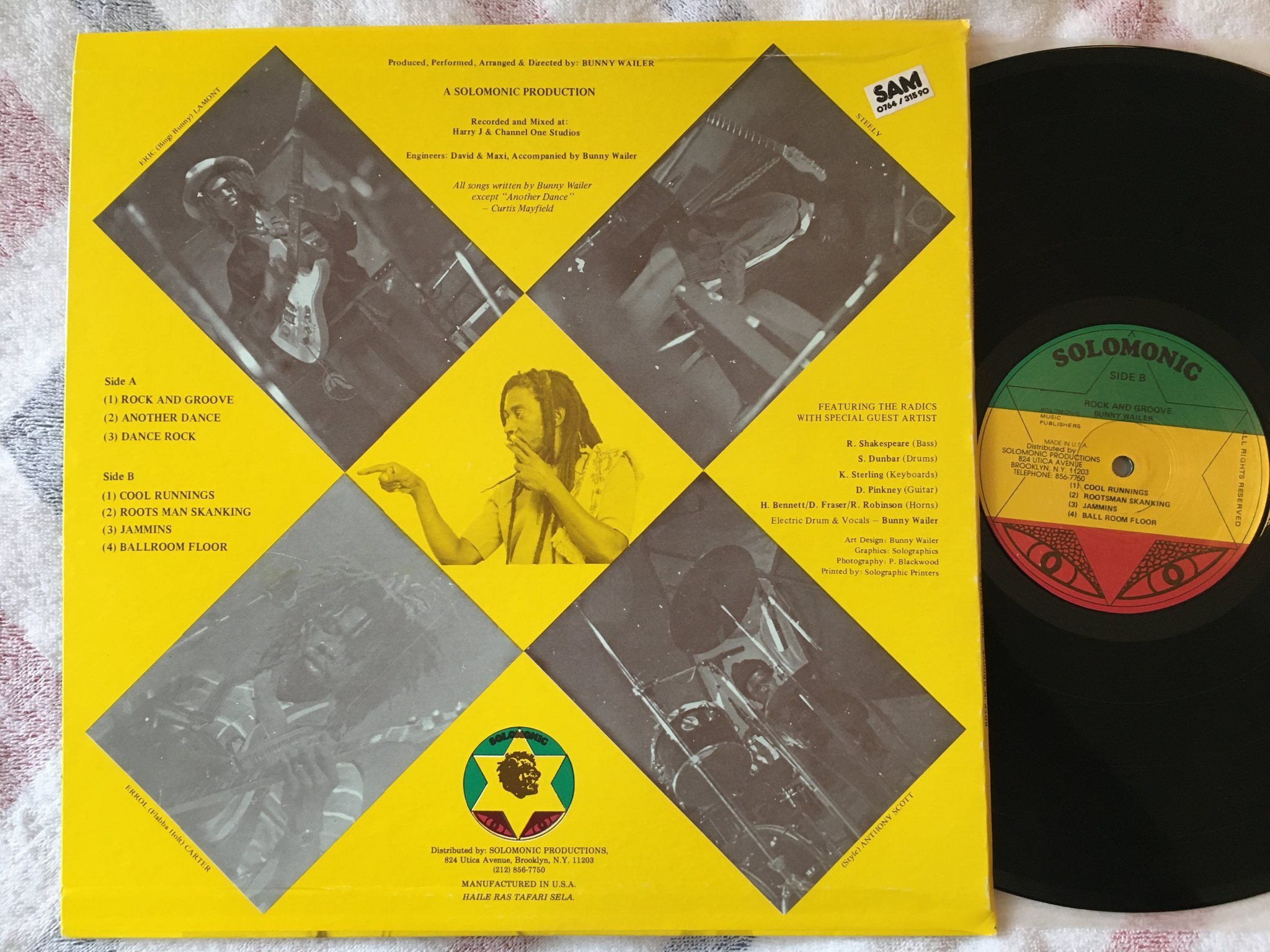 Omslagsbild för skivan BUNNY WAILER rock and groove LP -81 UK SOLOMONIC DSR 2798 