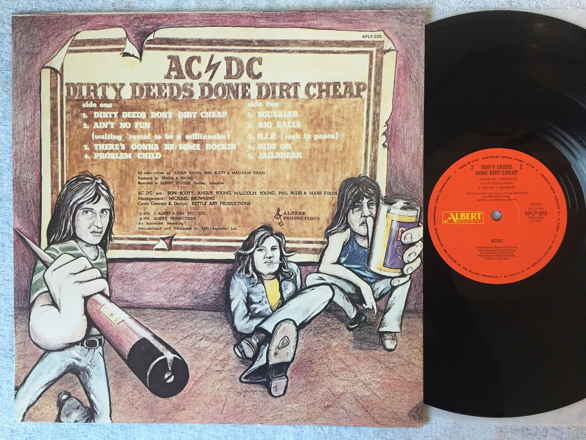 Omslagsbild för skivan AC/DC Dirty Deeds Done Dirt Cheap LP Australia ALBERT APLP-020