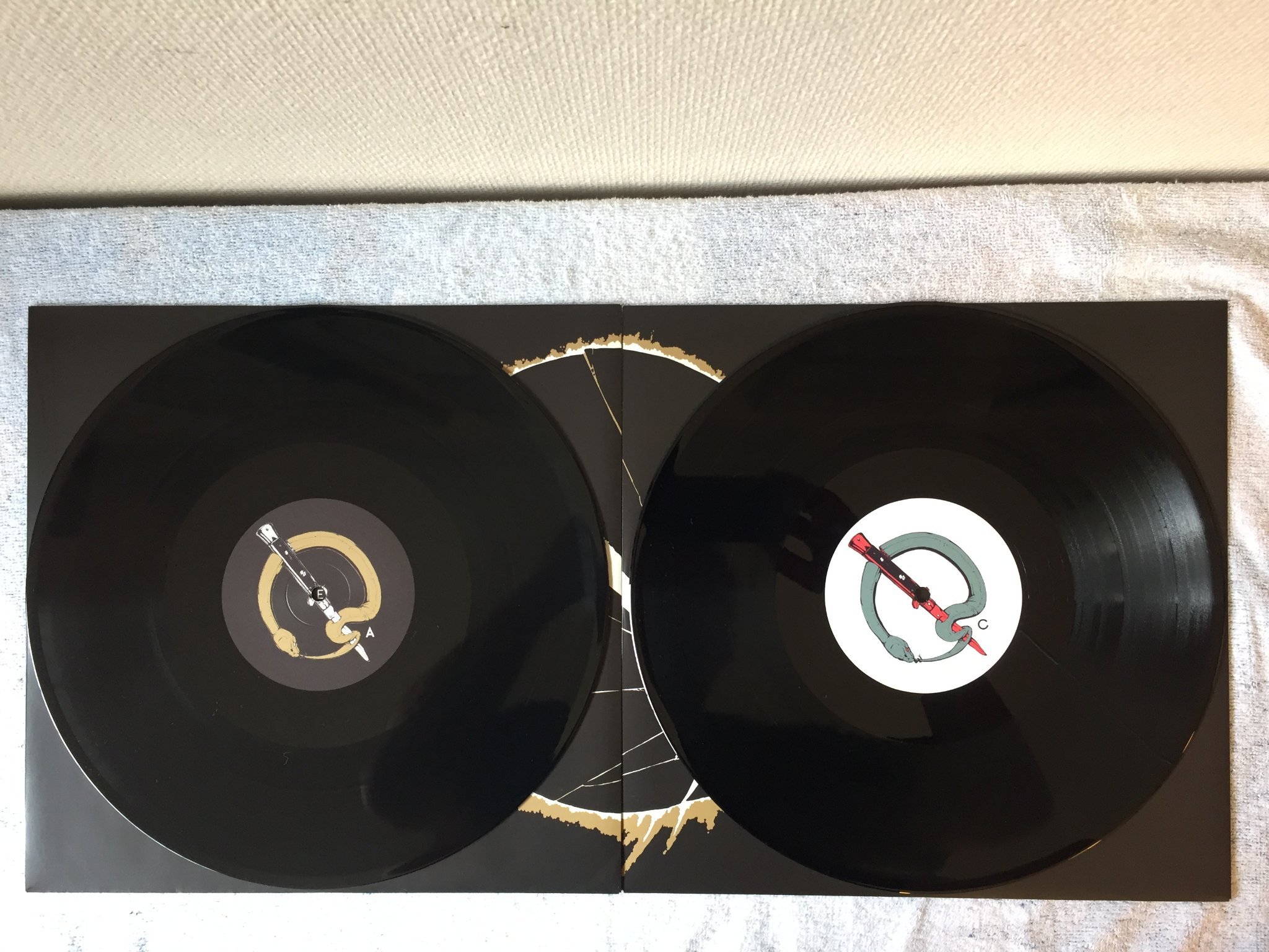 Omslagsbild för skivan QUEENS OF THE STONE AGE villains 2xLP 2017 MATADOR OLE-1125-1