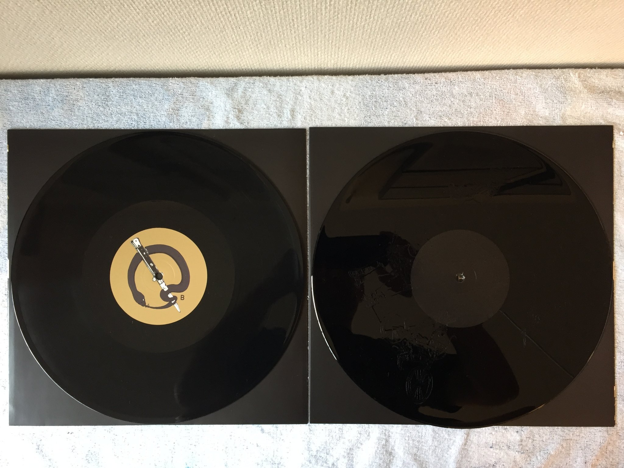 Omslagsbild för skivan QUEENS OF THE STONE AGE villains 2xLP 2017 MATADOR OLE-1125-1