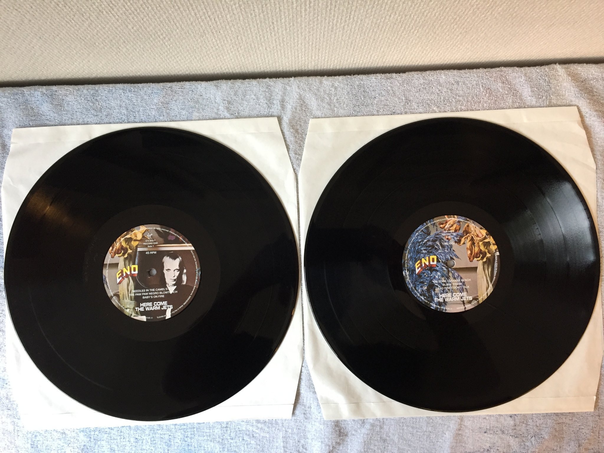 Omslagsbild för skivan ENO Here Come The Warm Jets 2xLP 2017 half speed mastered ENO2LP1