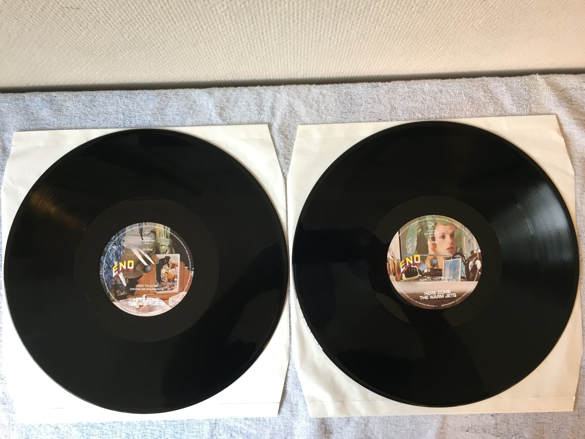 Omslagsbild för skivan ENO Here Come The Warm Jets 2xLP 2017 half speed mastered ENO2LP1