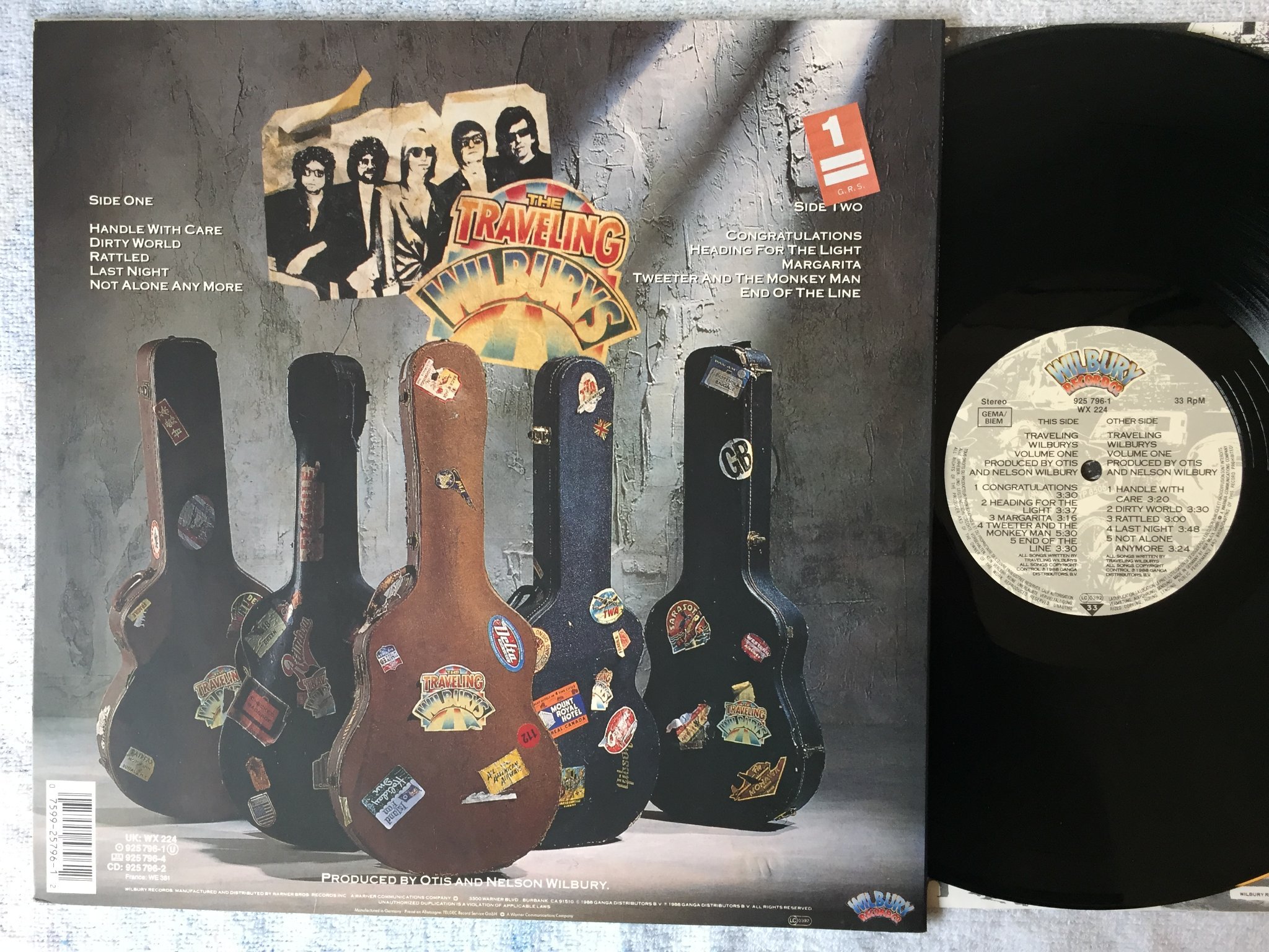 Omslagsbild för skivan THE TRAVELING WILBURYS volume one LP -88 WILBURY RECORDS 925796-1