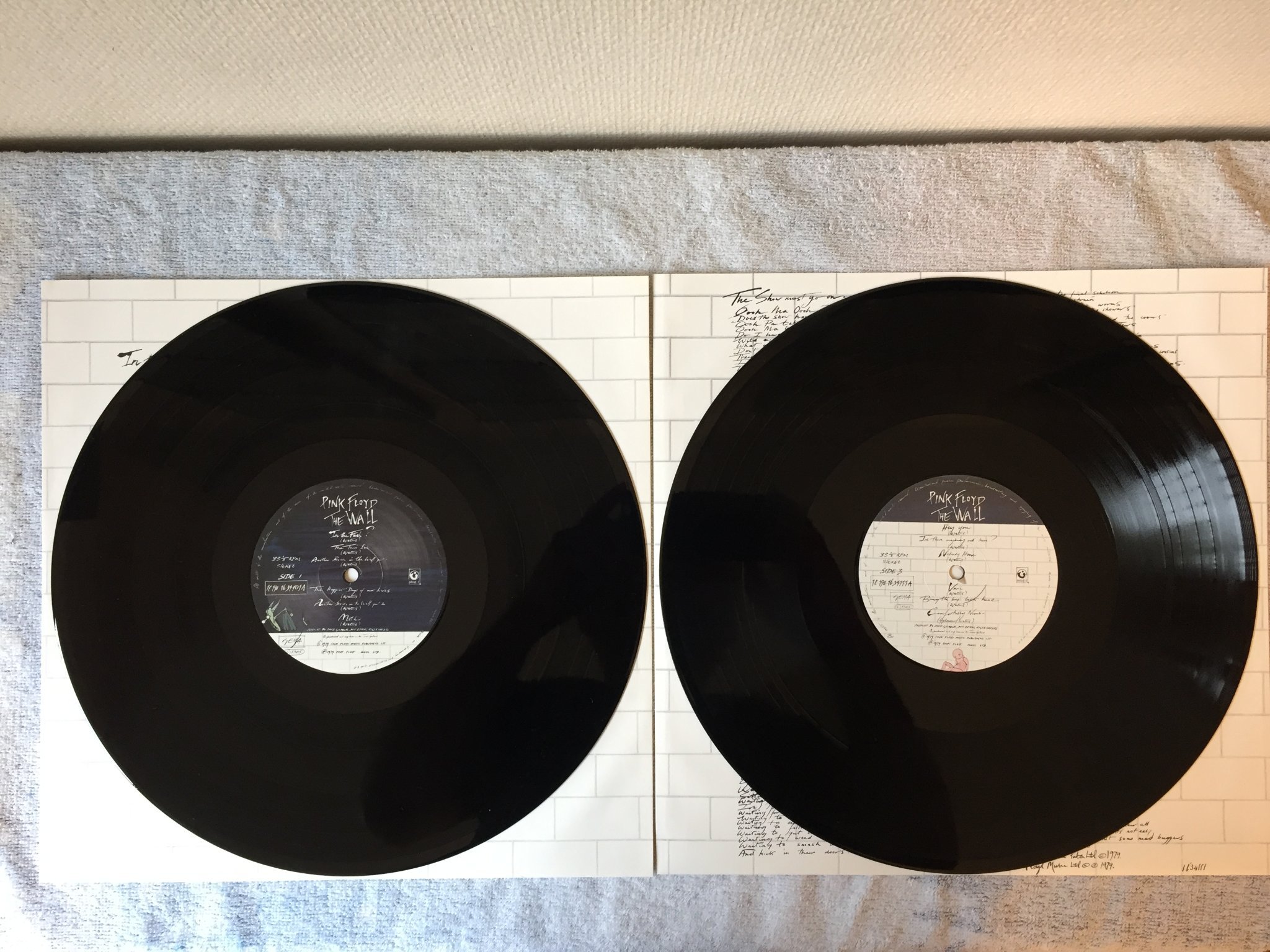 Omslagsbild för skivan PINK FLOYD the wall 2xLP Ger HARVEST  