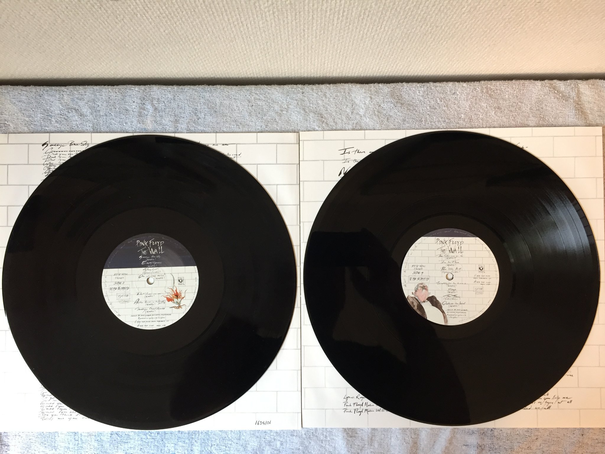 Omslagsbild för skivan PINK FLOYD the wall 2xLP Ger HARVEST  