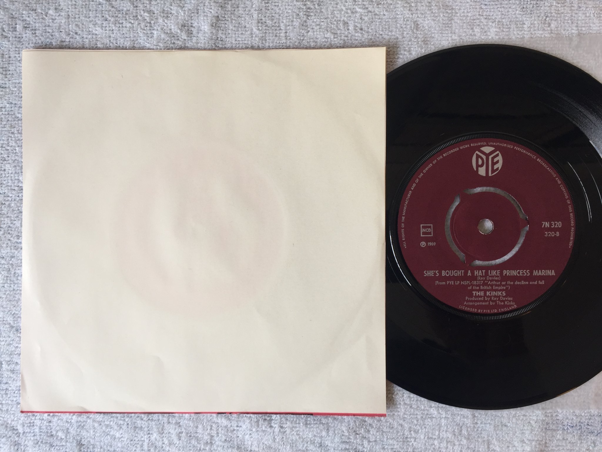 Omslagsbild för skivan THE KINKS Victoria 7"single -69 PYE 7N 320 