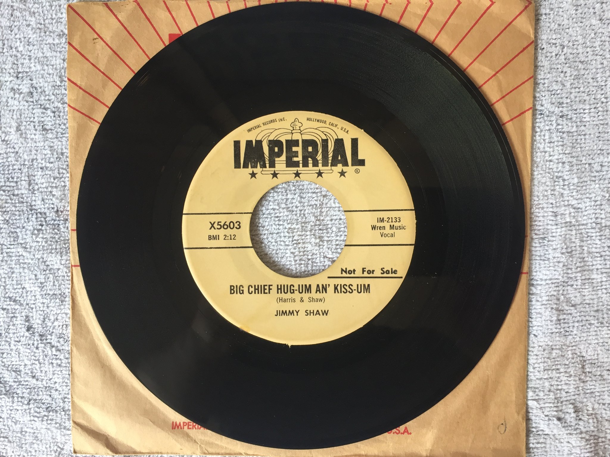 Omslagsbild för skivan JIMMY SHAW Big Chief Hug-Um An' Kiss-Um 7" US IMPERIAL X5603 R&B RARE!!!