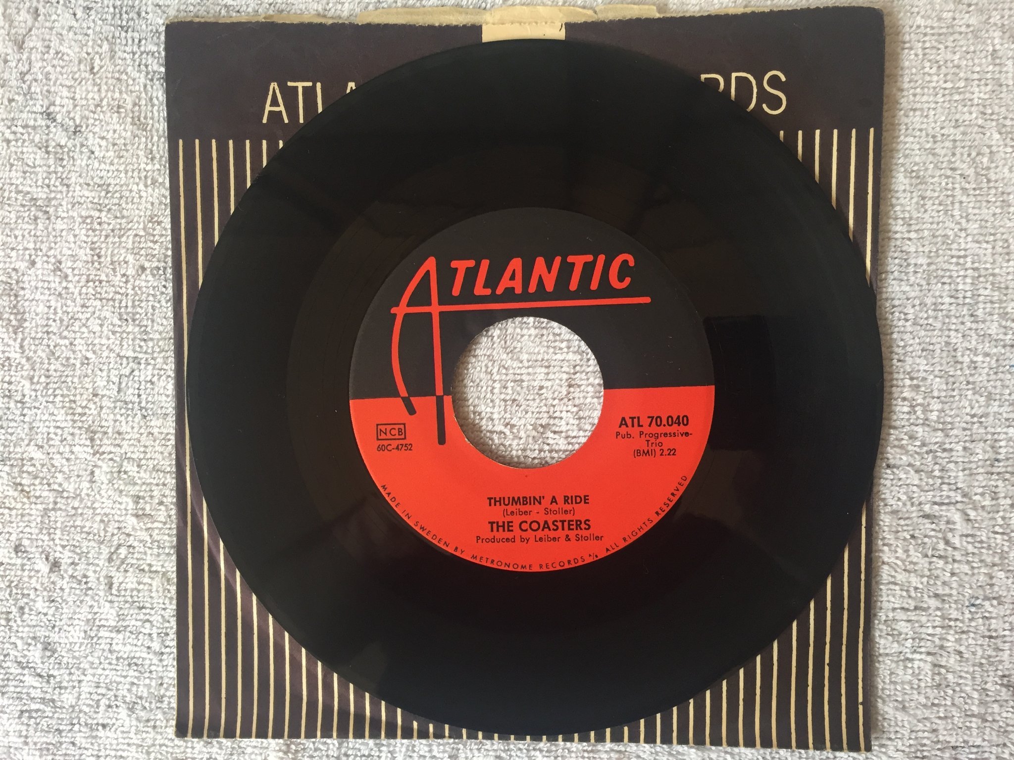 Omslagsbild för skivan THE COASTERS Thumbin' A Ride 7"single Swe ATLANTIC ATL 70040