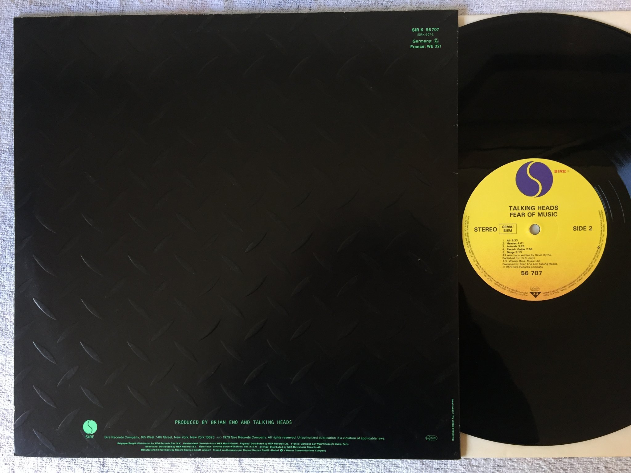 Omslagsbild för skivan ?TALKING HEADS fear of music LP -79 SIRE 56707