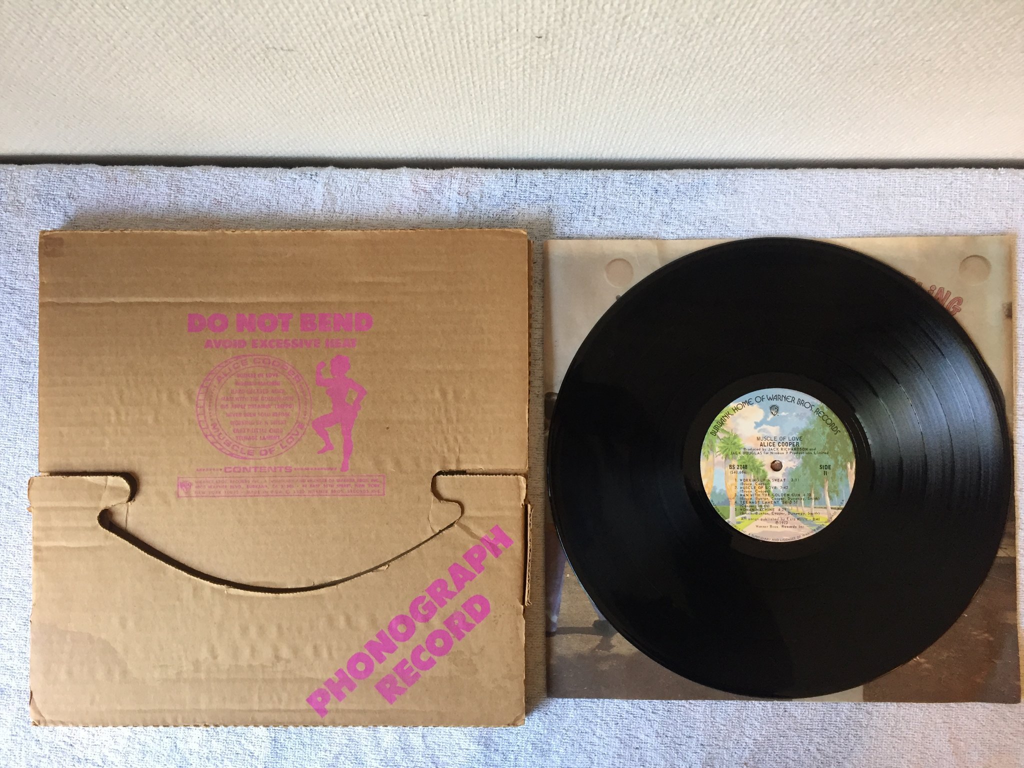 Omslagsbild för skivan ALICE COOPER muscle of love LP -73 US WARNER BROS BS 2748