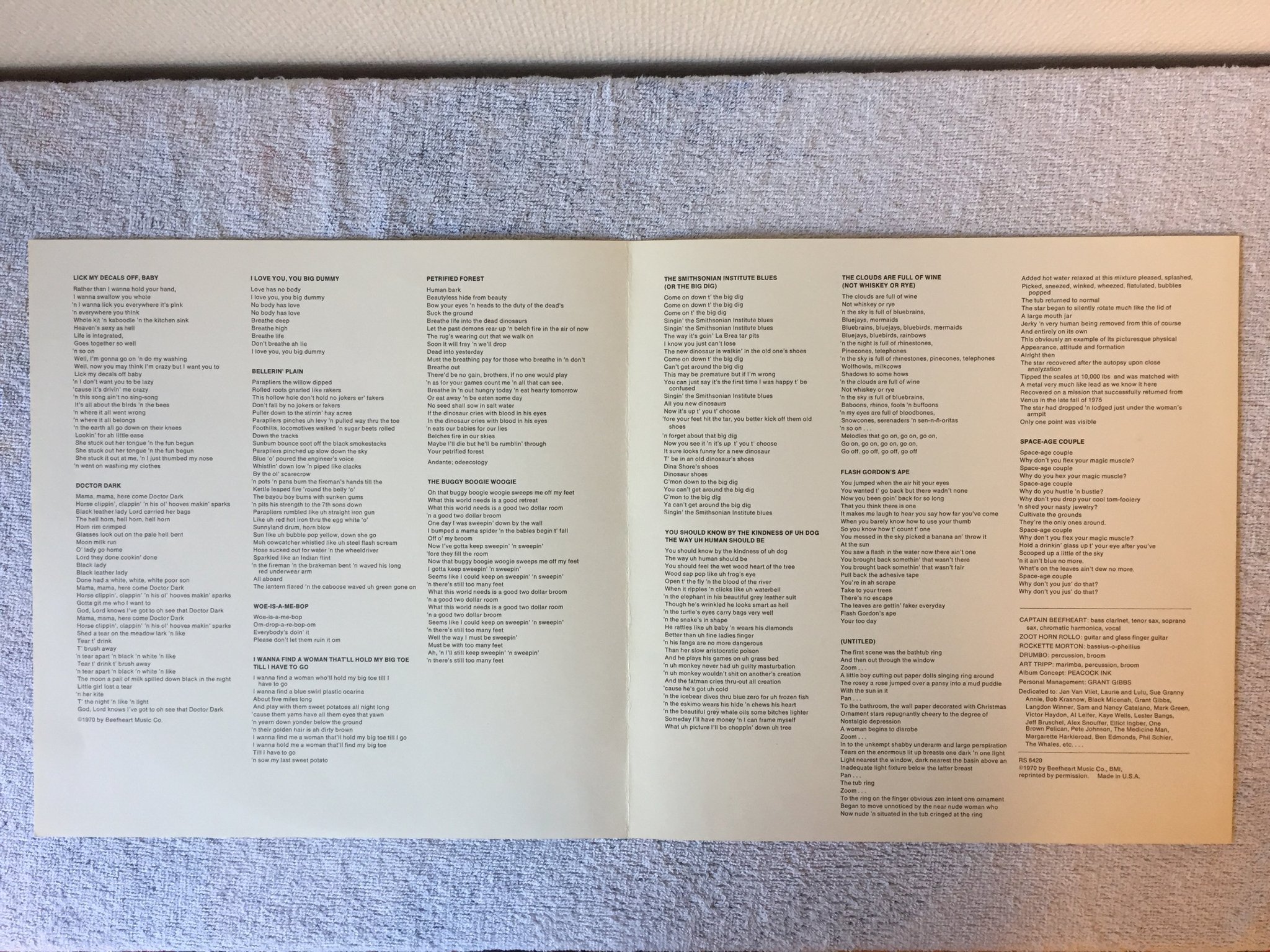 Omslagsbild för skivan CAPTAIN BEEFHEART & THE MAGIC BAND lick my decals off babay LP -70 US STRAIGHT R