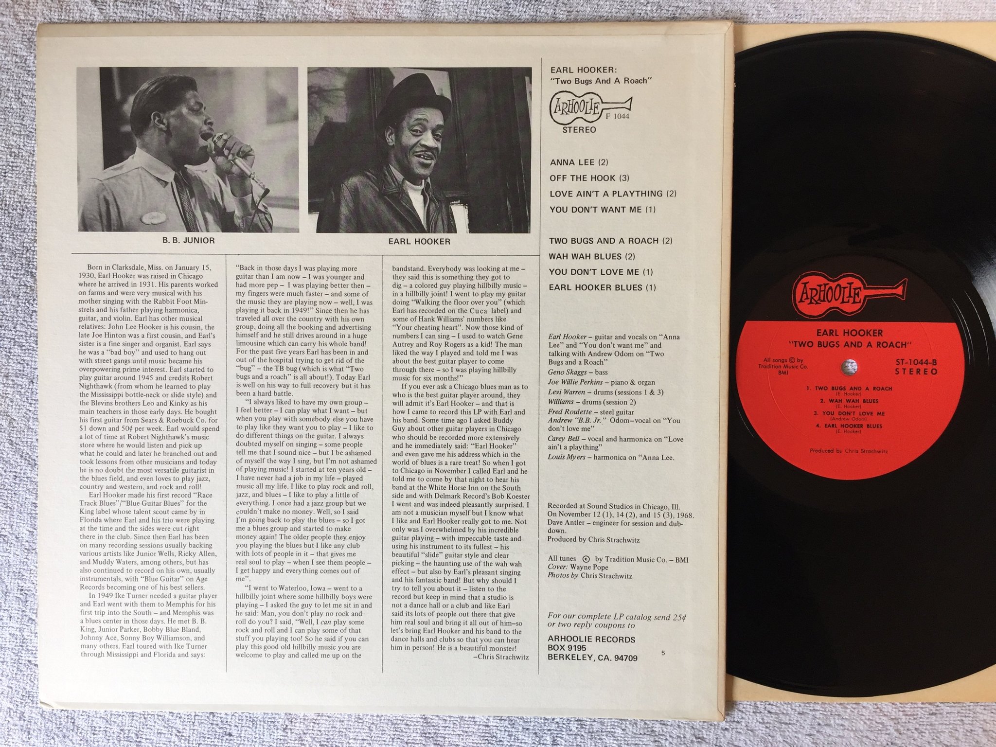 Omslagsbild för skivan EARL HOOKER two bugs and a roach LP US ARHOOLIE ST-1044