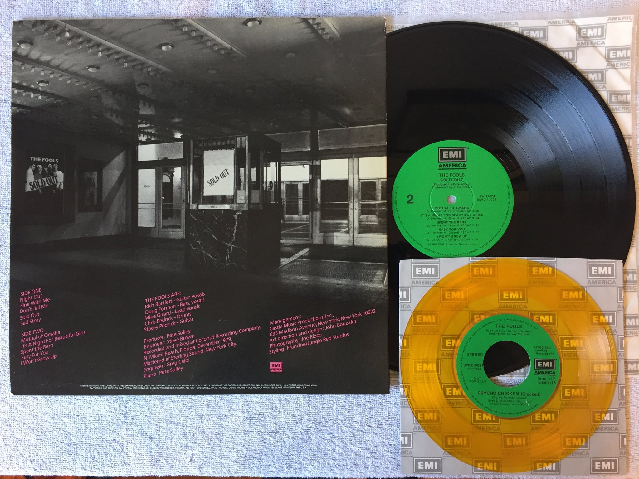 Omslagsbild för skivan THE FOOLS sold out LP + 7"single US EMI AMERICA SW-17024