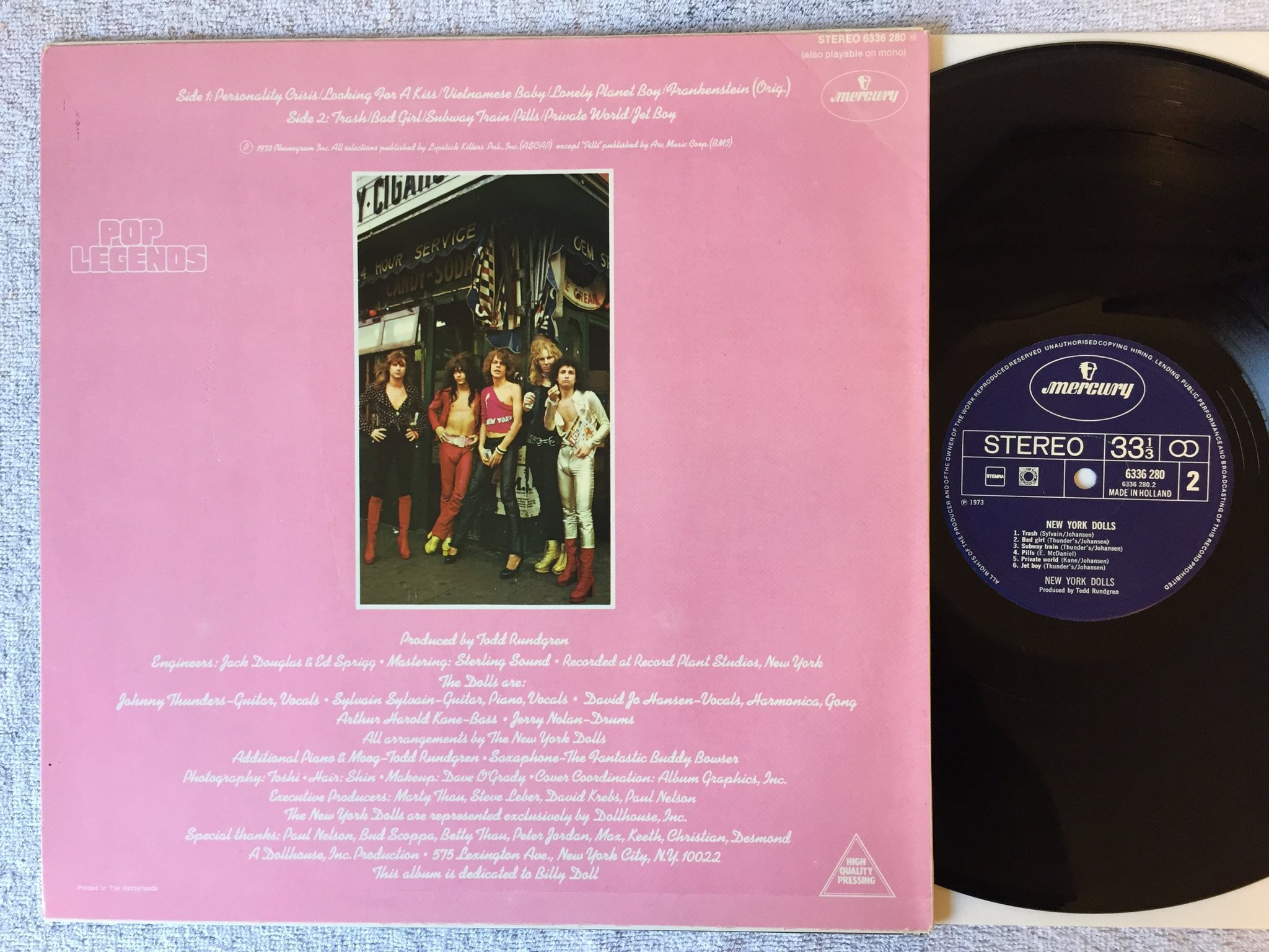 Omslagsbild för skivan NEW YORK DOLLS s/t LP re Hol MERCURY 6336280