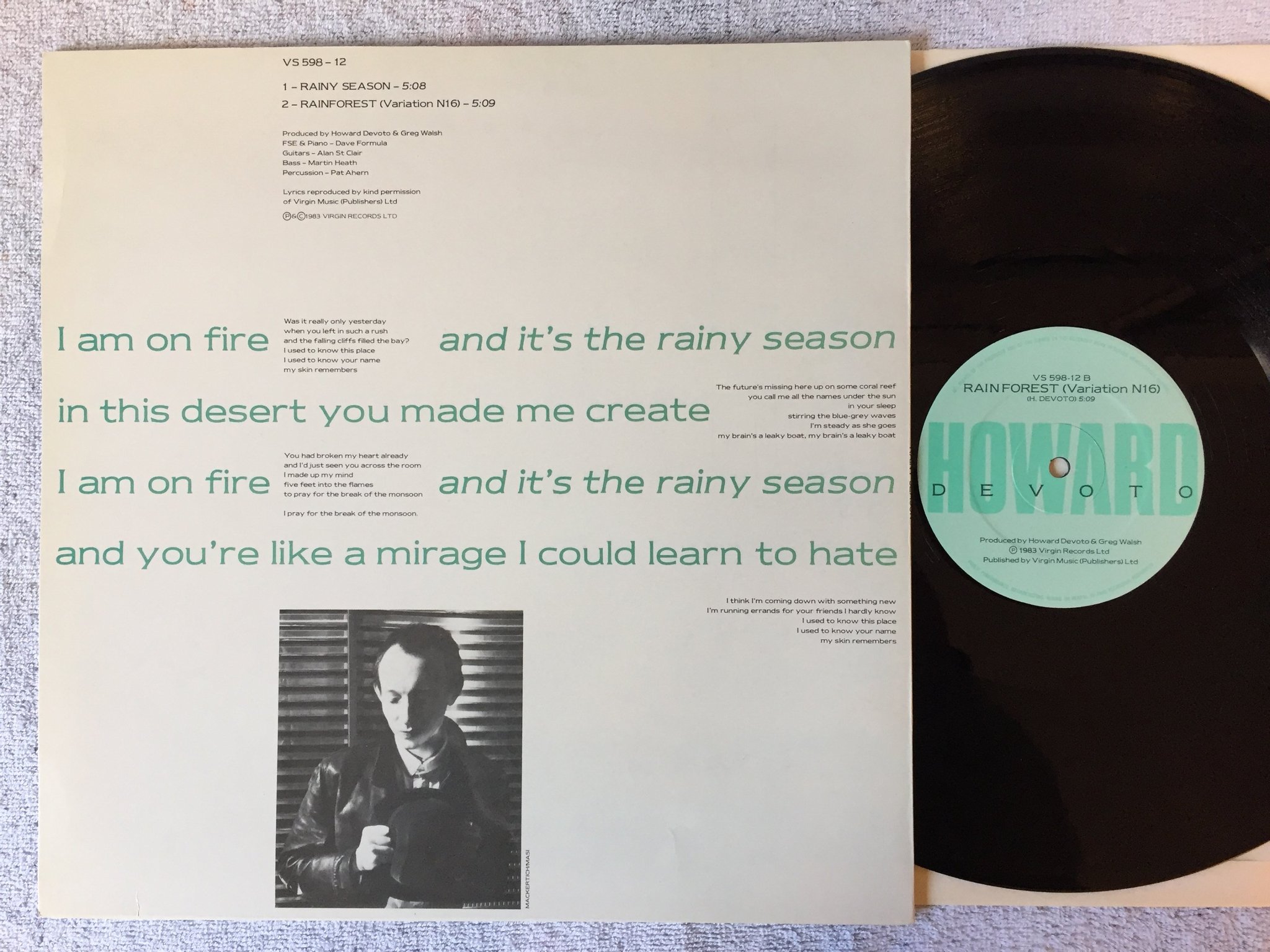 Omslagsbild för skivan HOWARD DEVOTO Rainy Season 12"single -83 UK VIRGIN VS 598-12