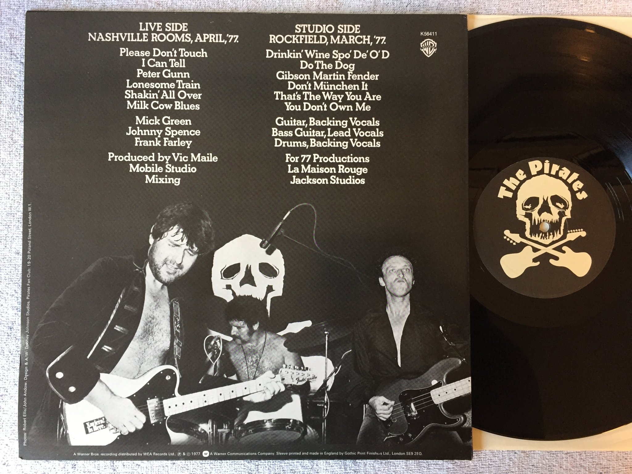 Omslagsbild för skivan THE PIRATES out of their skulls LP -77 UK WARNER BROS K 56411