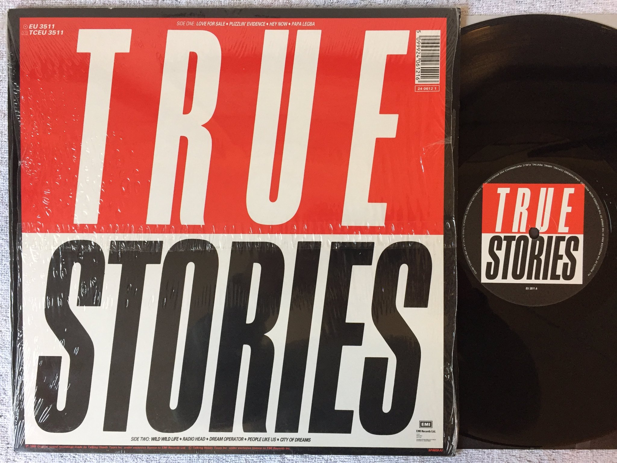Omslagsbild för skivan TALKING HEADS True Stories LP -86 UK EMI EU 3511