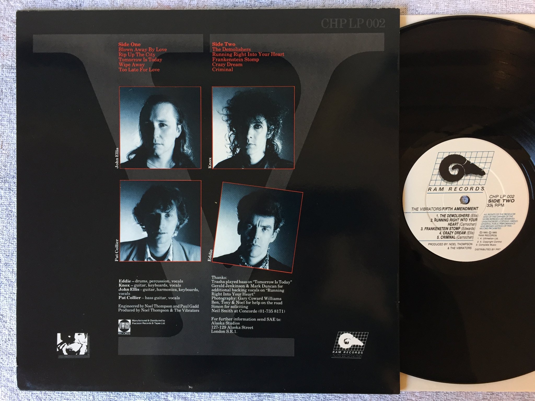 Omslagsbild för skivan THE VIBRATORS fifth amendement LP -85 UK RAM CHP LP 002