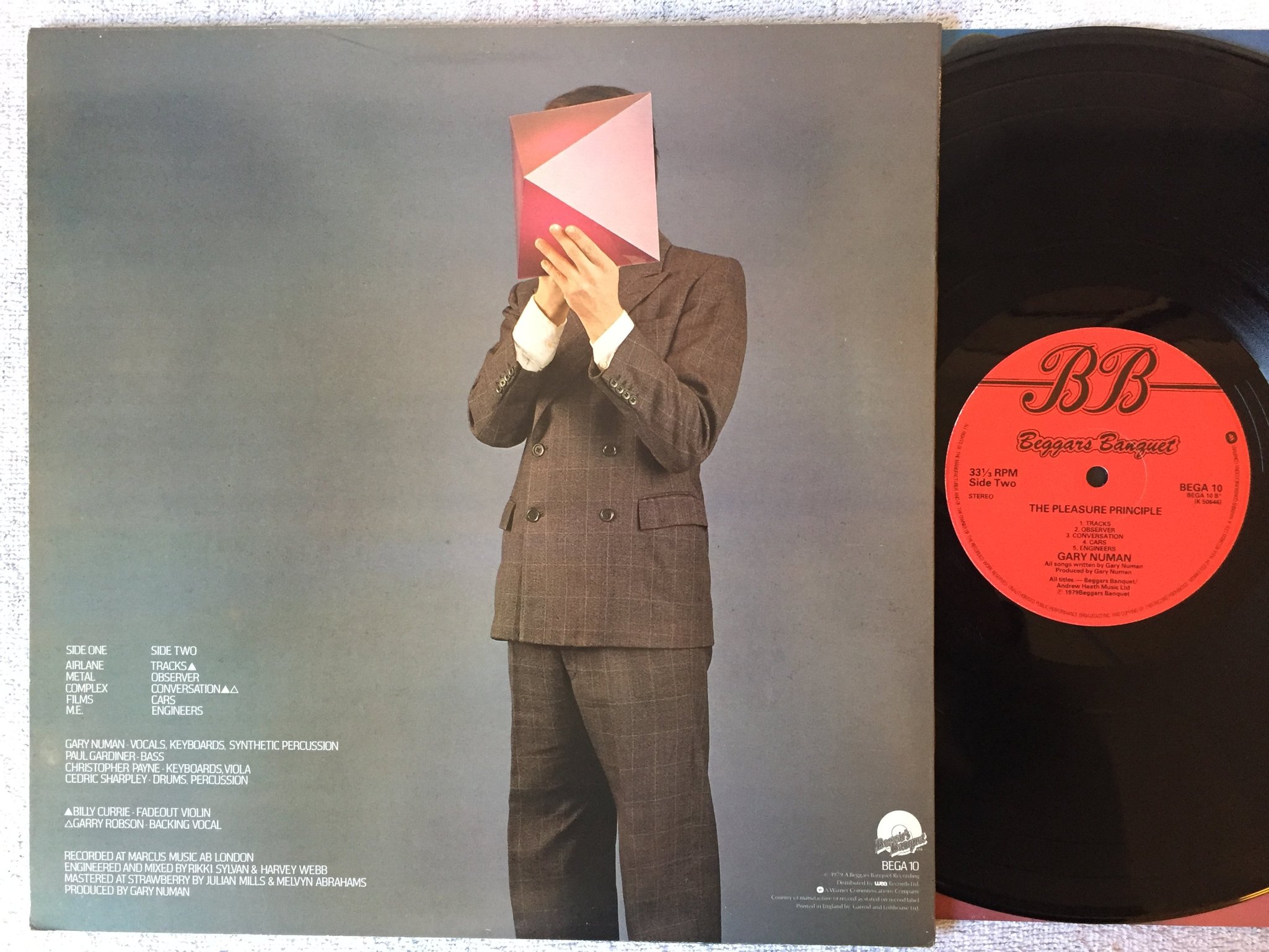 Omslagsbild för skivan GARY NUMAN The Pleasure Principle LP -79 UK BEGGARS BANQUET BEGA 10