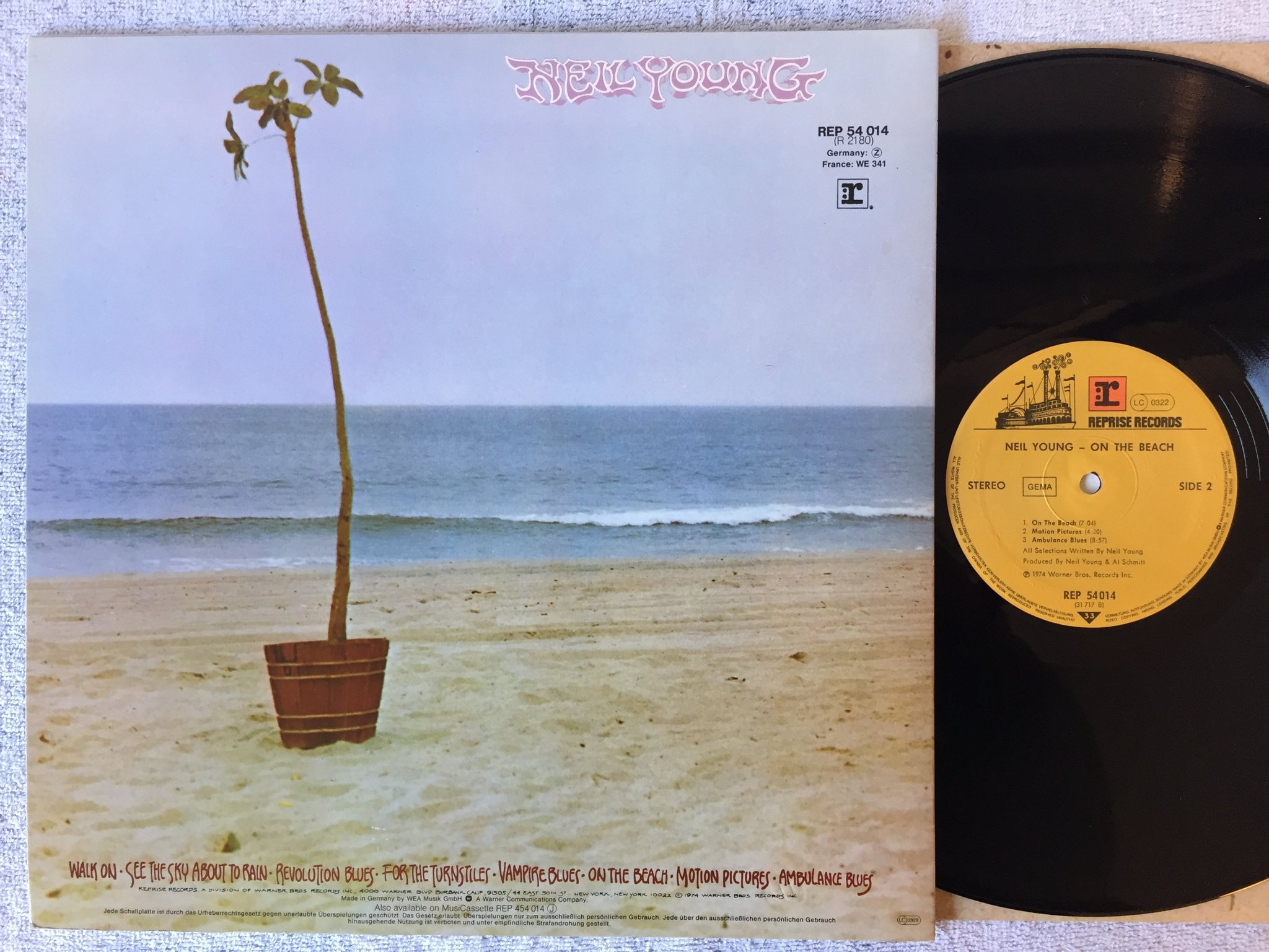 Omslagsbild för skivan NEIL YOUNG on the beach LP  Ger REPRISE REP 54014