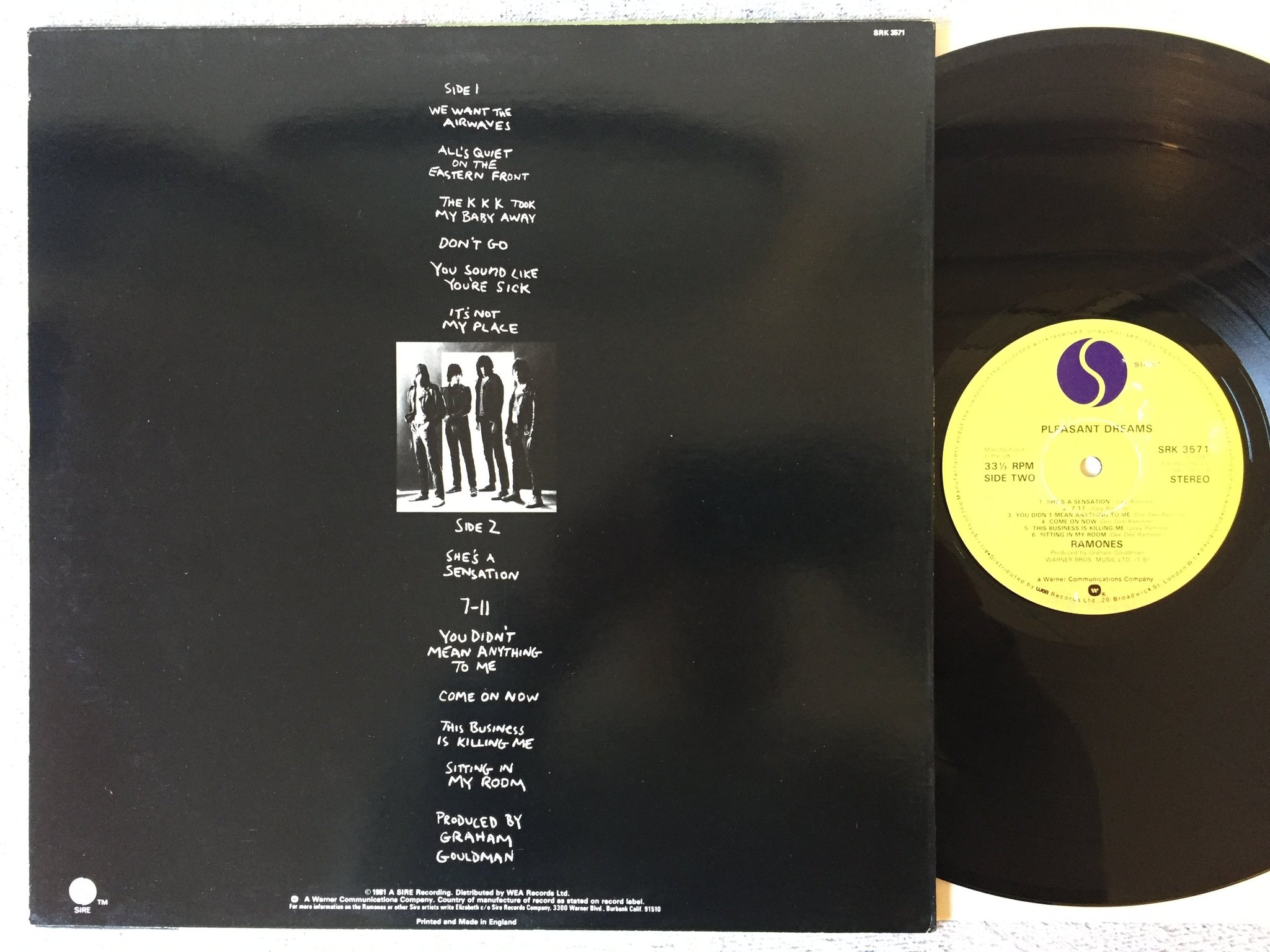 Omslagsbild för skivan RAMONES pleasant dreams LP -81 UK SIRE SRK 3571