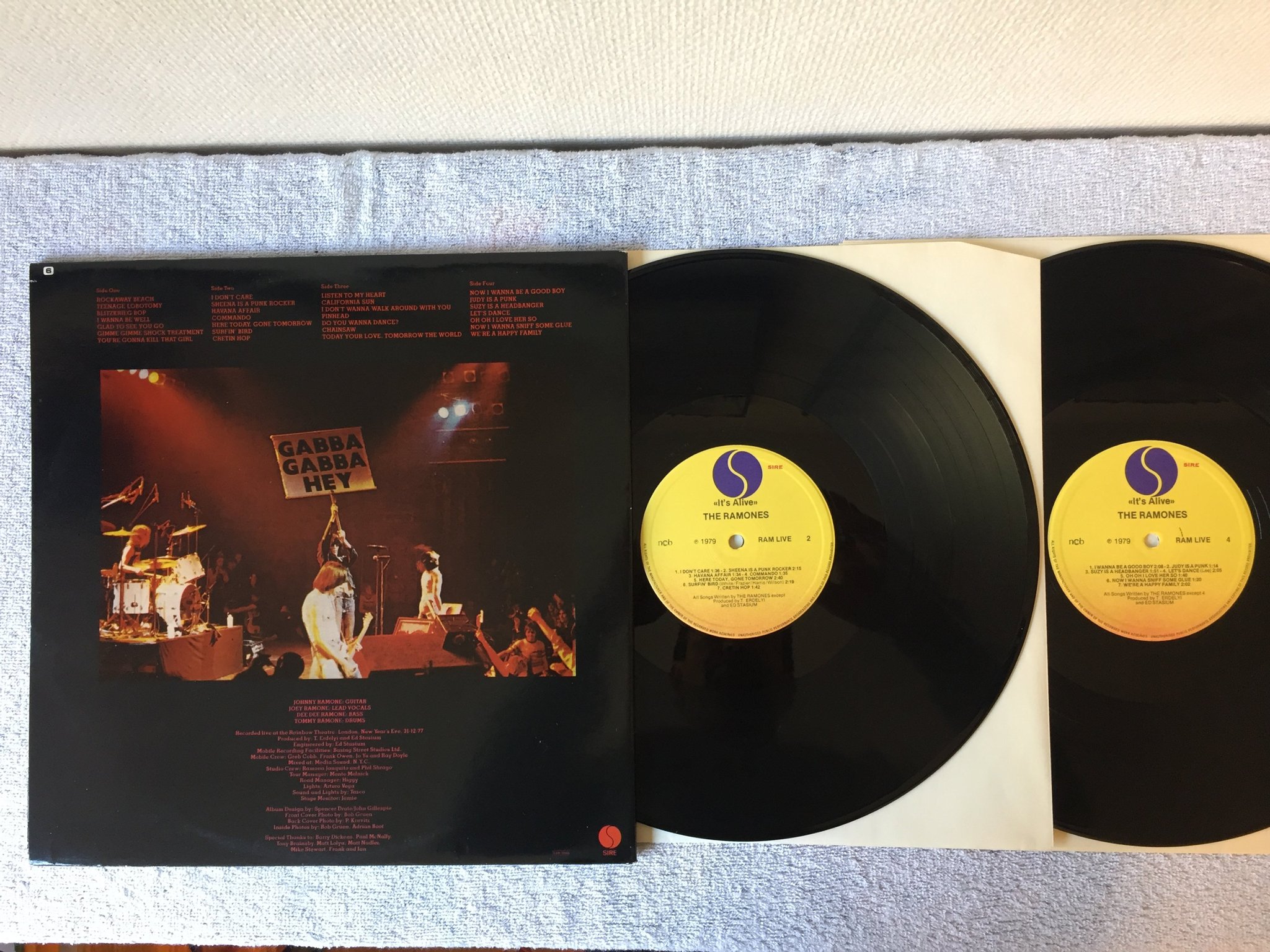 Omslagsbild för skivan RAMONES it's alive 2xLP -79 ncb SIRE "RAM LIVE"